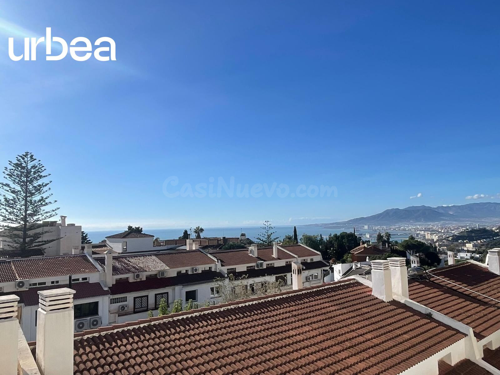 chalet adosado de tres plantas situado  en  EL Cerrado de Calderón.