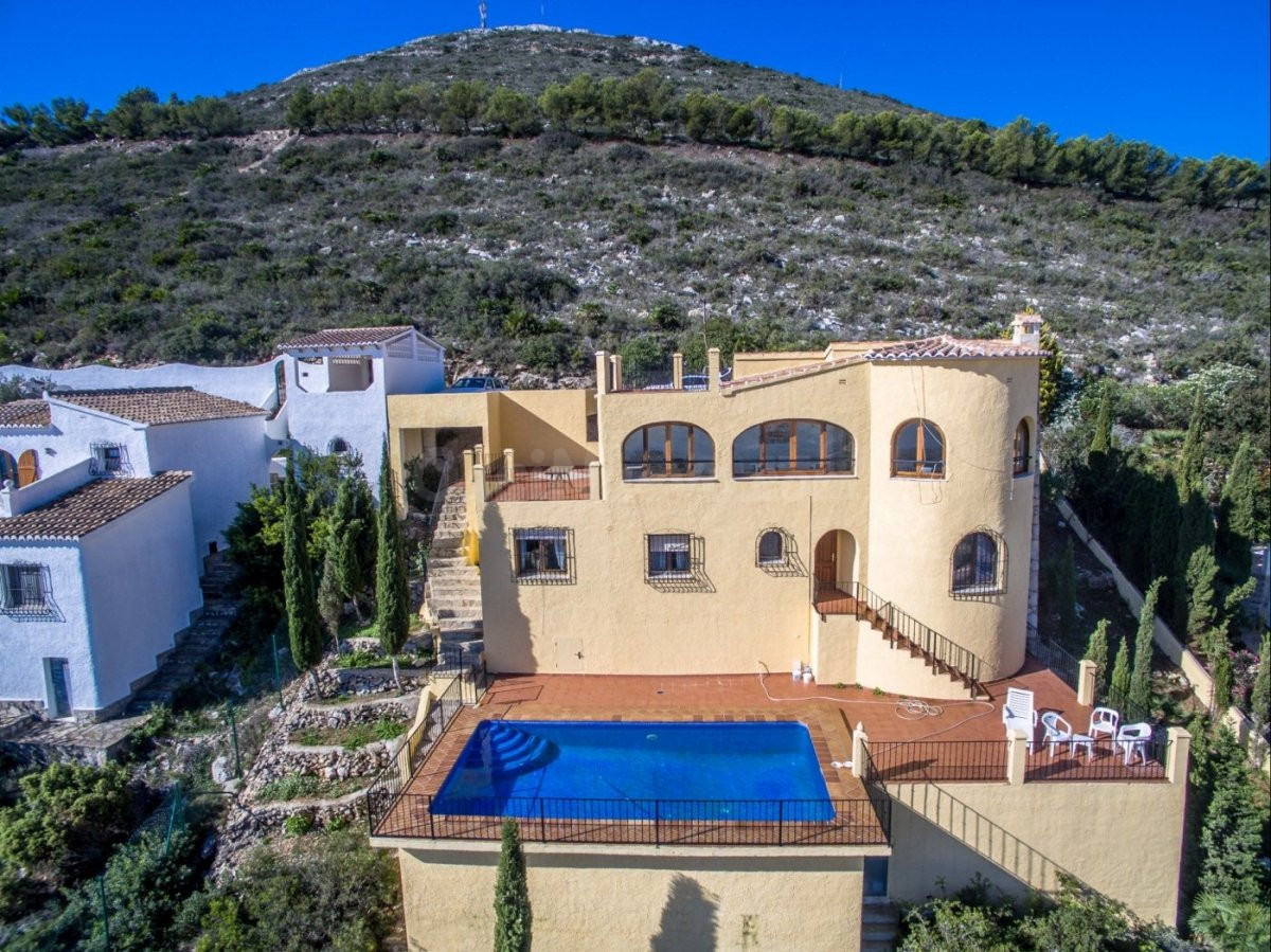 VILLA AUTÉNTICA ESPAÑOLA CON IMPRESIONANTE VISTA PANORÁMICA AL MAR