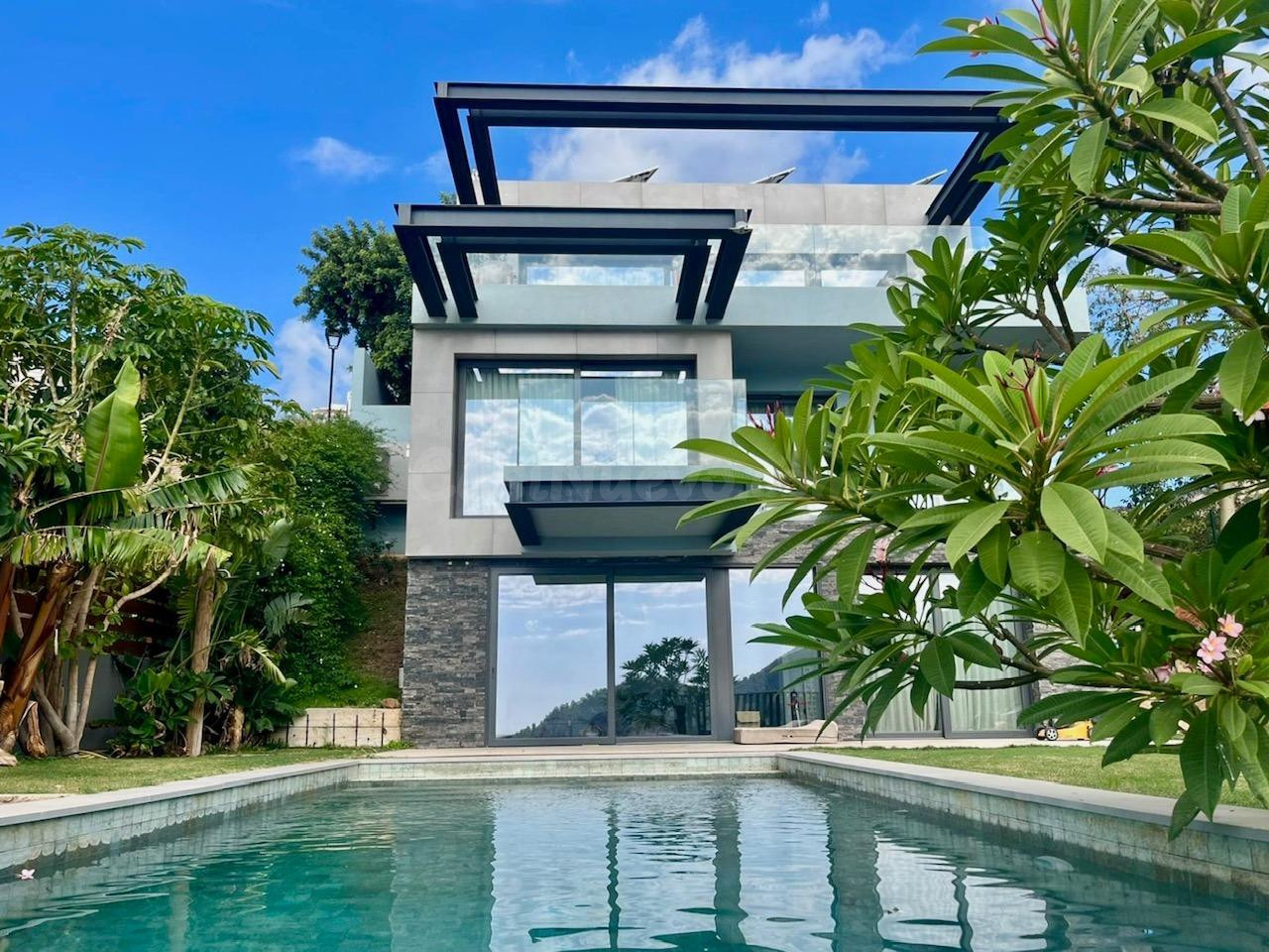 VENDEMOS UNA ELEGANTE Y MODERNA VILLA CON IMPRESIONANTES VISTAS AL MAR!!
