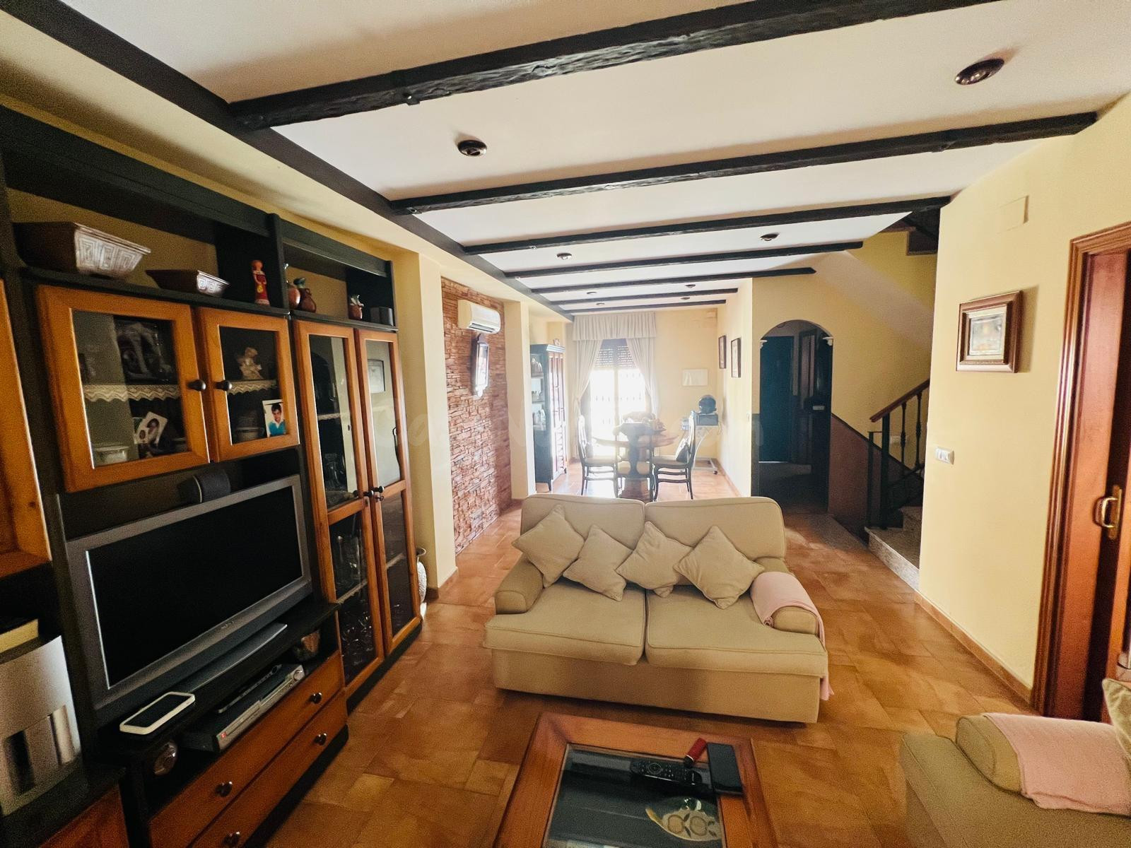IMPECABLE CASA ADOSADA EN BENALMÁDENA PUEBLO CON VISTAS DESPEJADAS Y AL MAR DESDE LA PLANTA ALTA