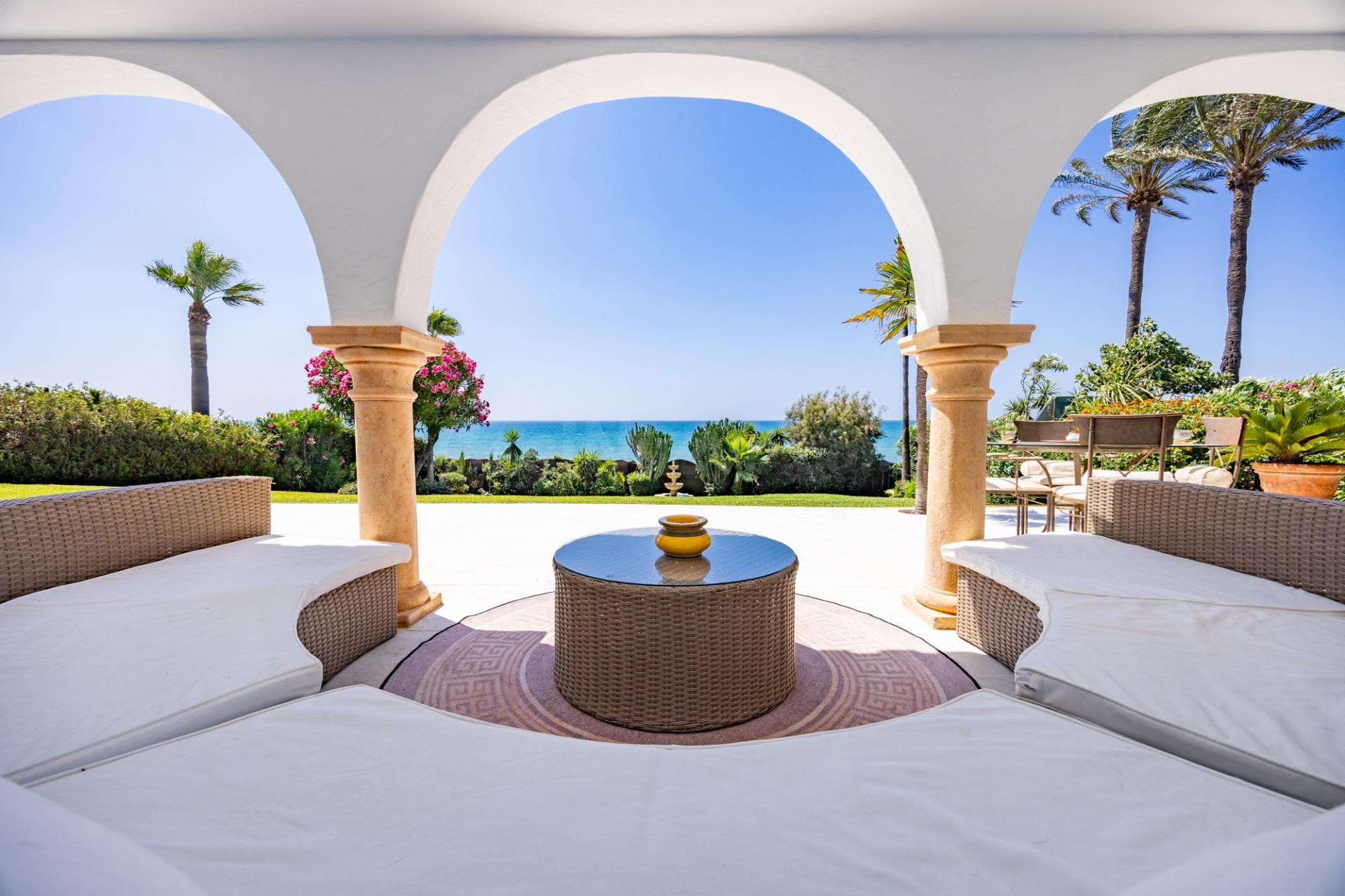 ESPECTACULAR VILLA DE LUJO EN ALQUILER EN 1ª LÍNEA DE PLAYA DE CABOPINO CON MARAVILLOSAS VISTAS AL MAR