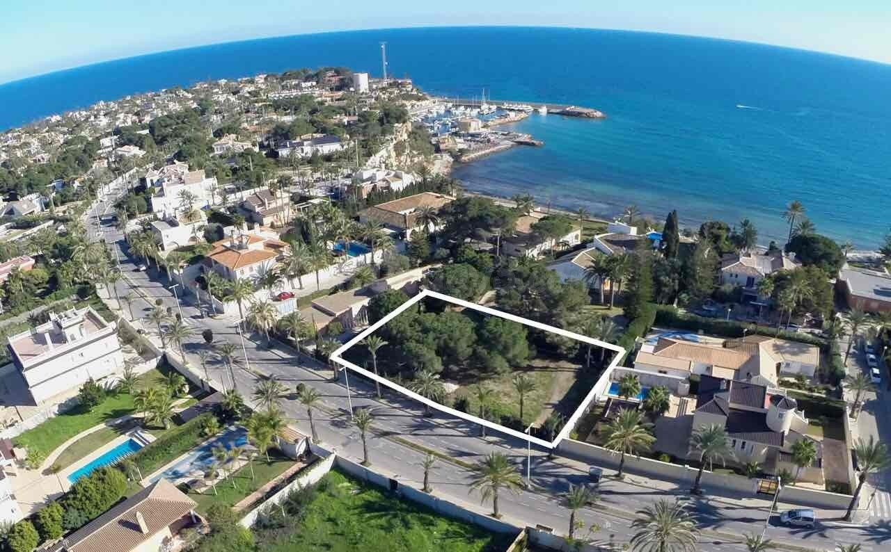 Parcela en segunda línea del mar