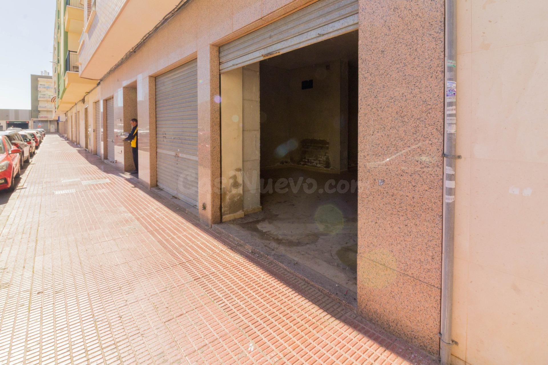 LOCAL COMERCIAL EN CALLOSA DE SEGURA.