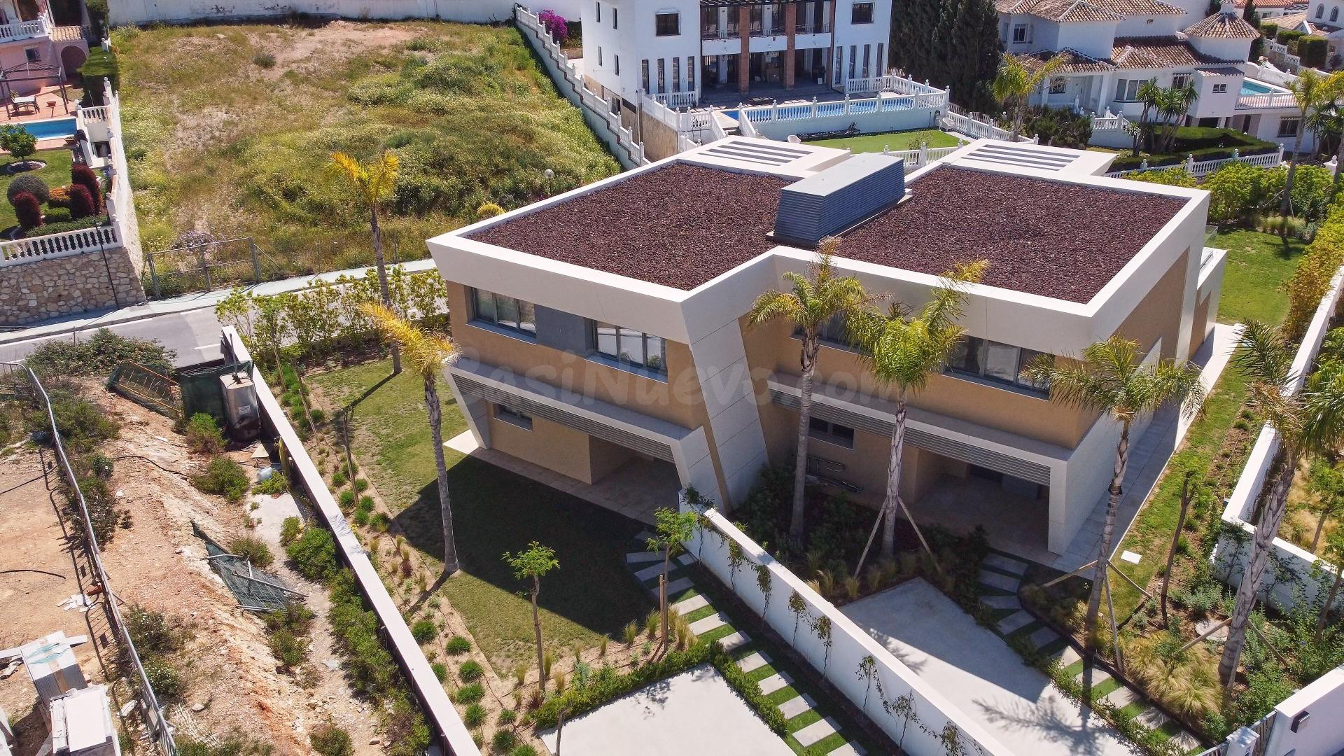 Pareado de 4 dormitorios y 4 baños con vistas al mar y lista para entrar a vivir!
