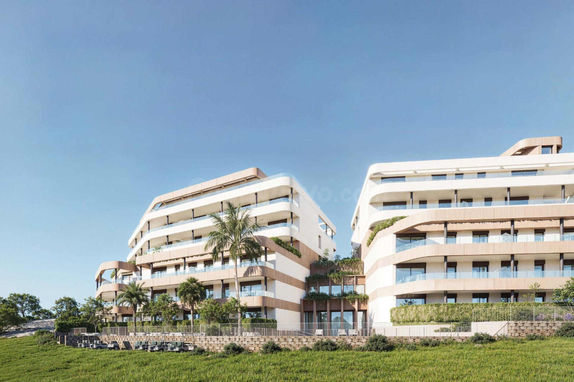 Apartamento planta baja con jardín y vistas al golf. 3 dormitorios, 2 baños. Estepona