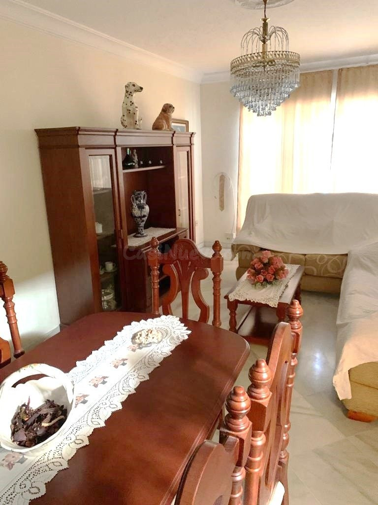 Gran casa con garajes y local comercial