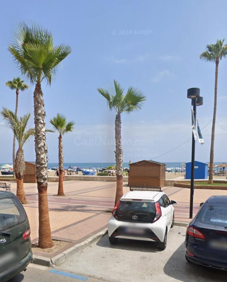 Local en traspaso: Oportunidad de negocio en primera línea de playa en Fuengirola
