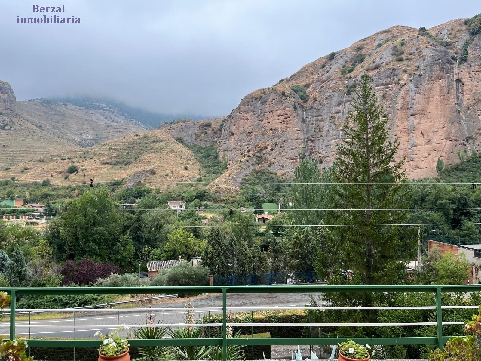 Casa en parcela de casi cuatro mil metros, con piscina, jardin, maravillosas vistas.