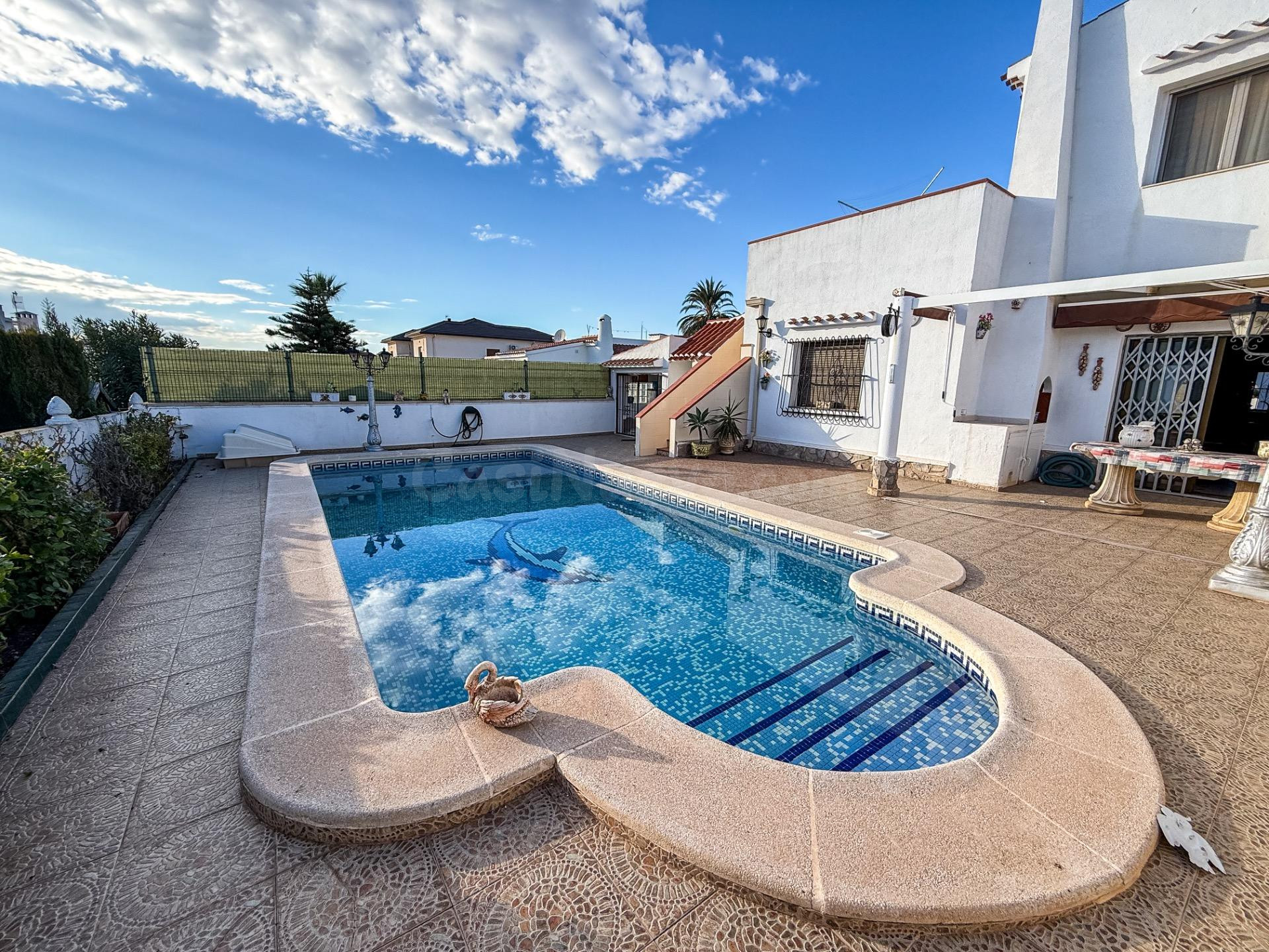 Amplio chalet pareado en El Chaparral — 4 dormitorios, 4 baños, piscina privada y gran parcela