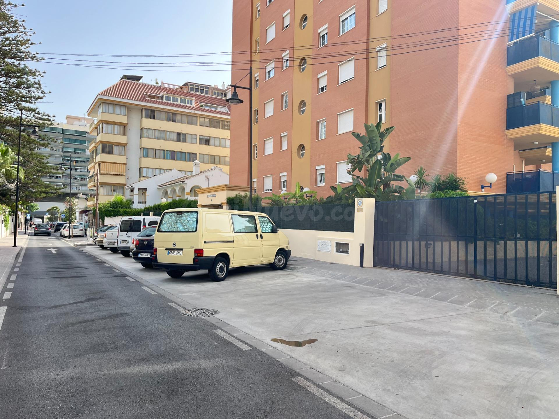 Excelente Oportunidad de Inversión en Fuengirola: Local Comercial en Segunda Línea de Playa