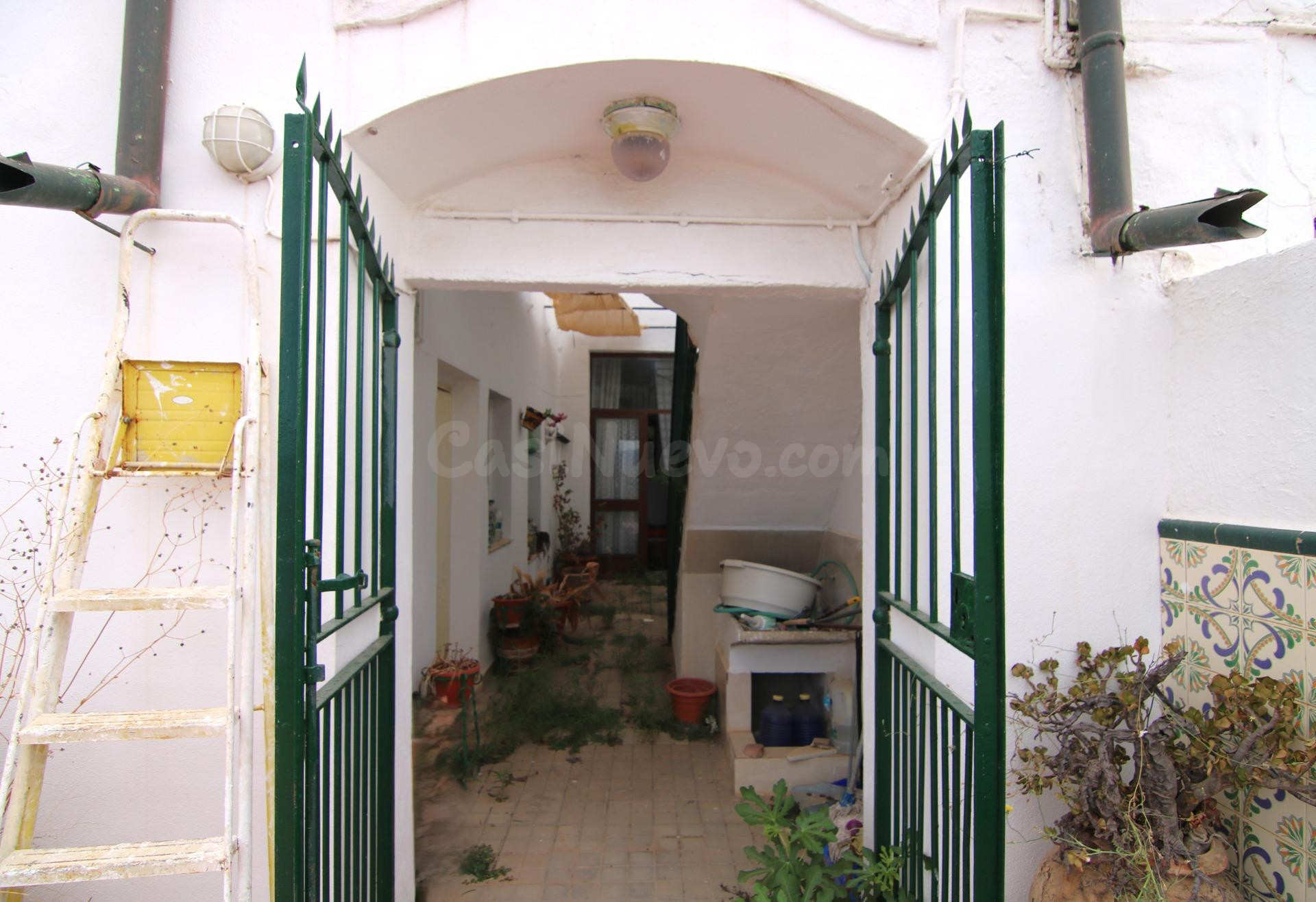 Oportunidad en Alozaina: casa con terraza, terreno y mucho potencial