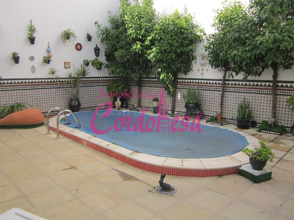 MAJESTUOSA CASA INDEPENDIENTE CON ASCENSOR Y PISCINA