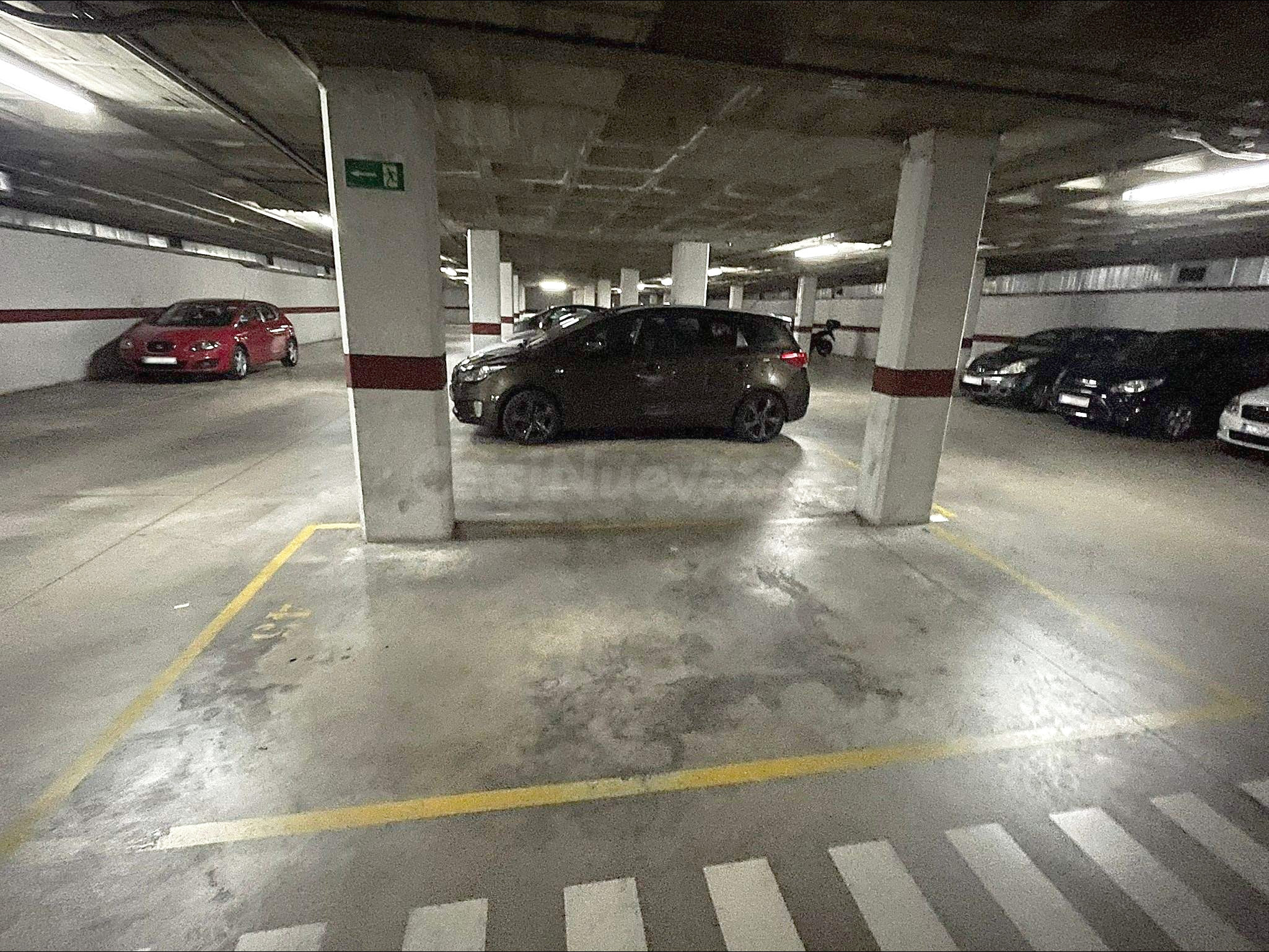 OCASIÓN: PLAZA PARA COCHE GRANDE O COCHE + MOTO EN PARQUE DE LA APARADORA