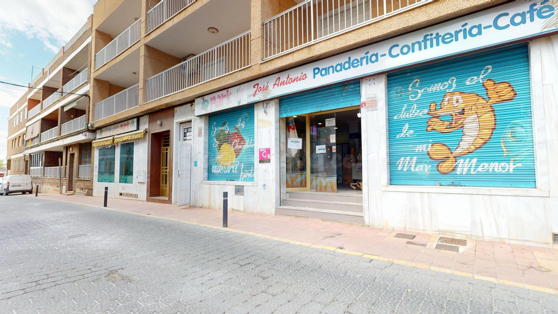 Imagina abrir tu negocio a 50 m. de las playas del Mar Menor, en un espacio listo para recibir clientes.