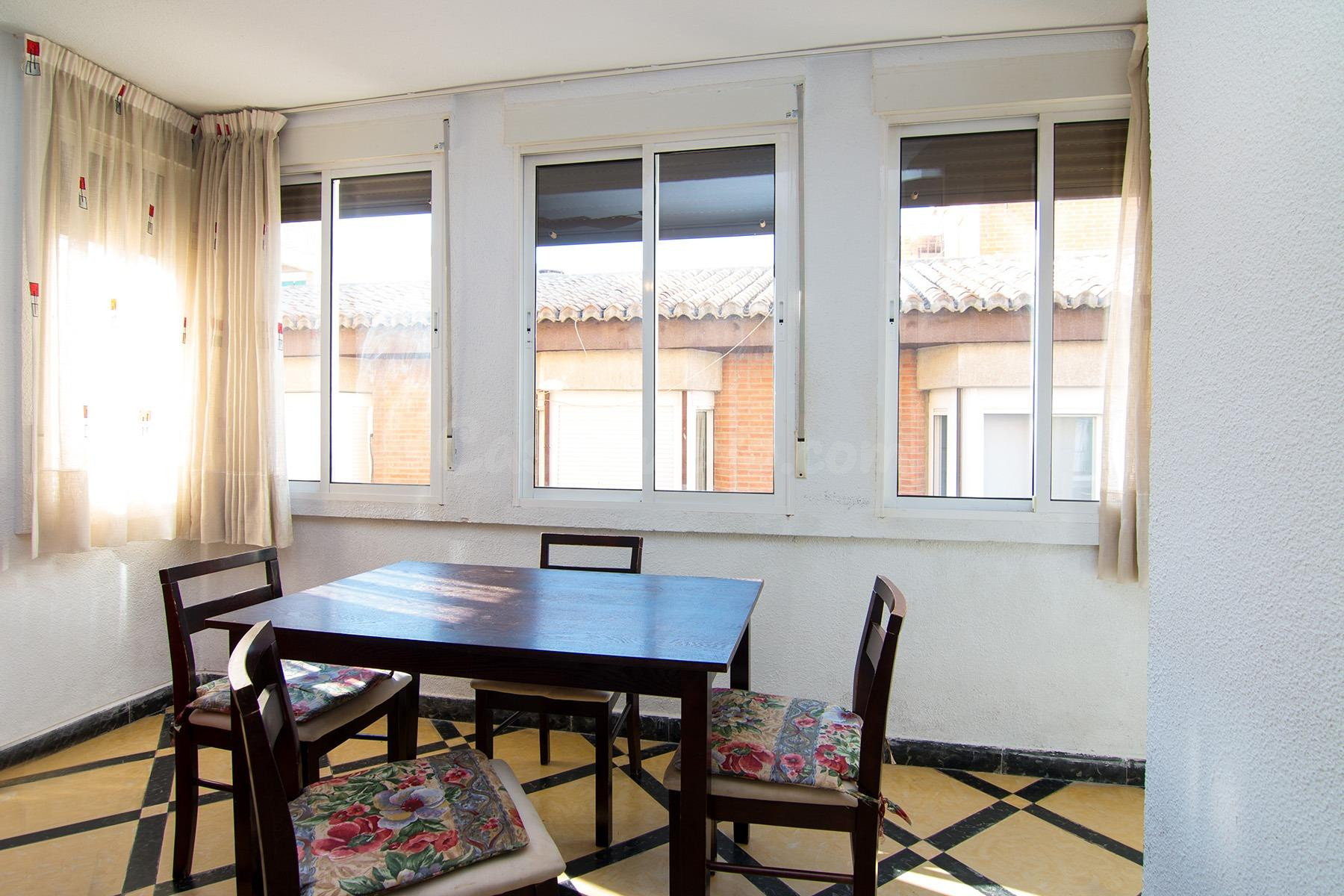 Por debajo de la Plaza Trinidad, a un paso de Facultad de Traductores, Derecho, Escuela de Arte y Oficios. Actualmente 6 estancias(incluido el salón). un cuarto de baño, un aseo, cocina. Techos Alto