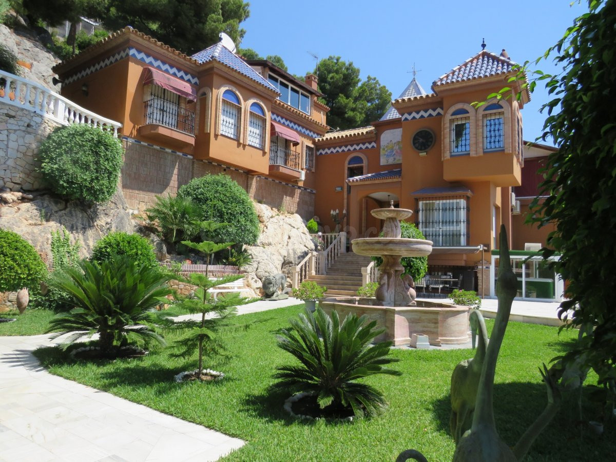 Villa de lujo en Málaga con vistas panorámicas. Urbanización Pinares de San Antón.