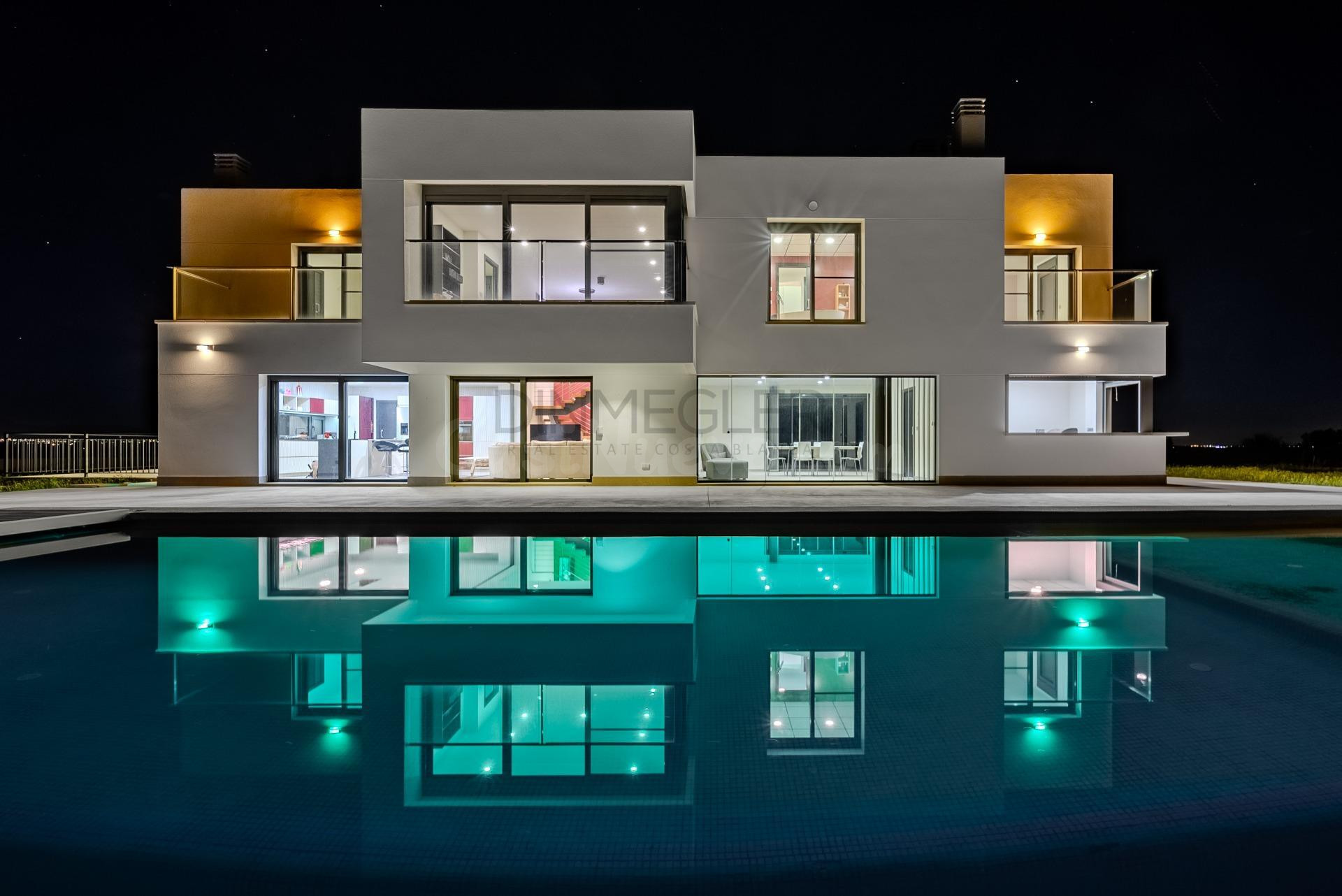 🌿 Viva en la exclusividad y el confort, rodeado de naturaleza y elegancia. La Marina -Elche