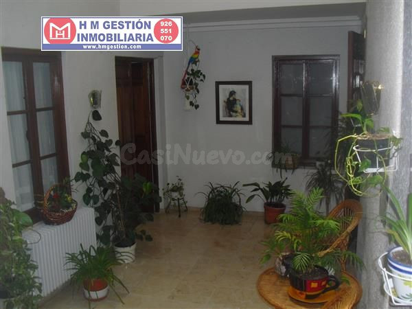 Casa en zona centro de Alcázar a 5 minutos de la Plaza de España, En planta baja.: Garaje para dos coches, 3 habitaciones, servicio, patio cubierto distribuidor, patio exterior de 50 m2 y cuarto de