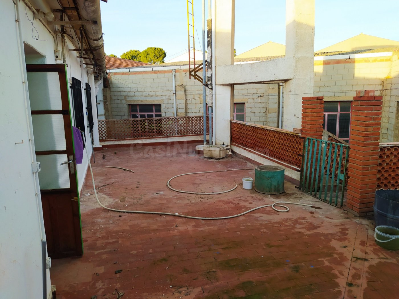 Piso con un bajo hecho vivienda y garaje.