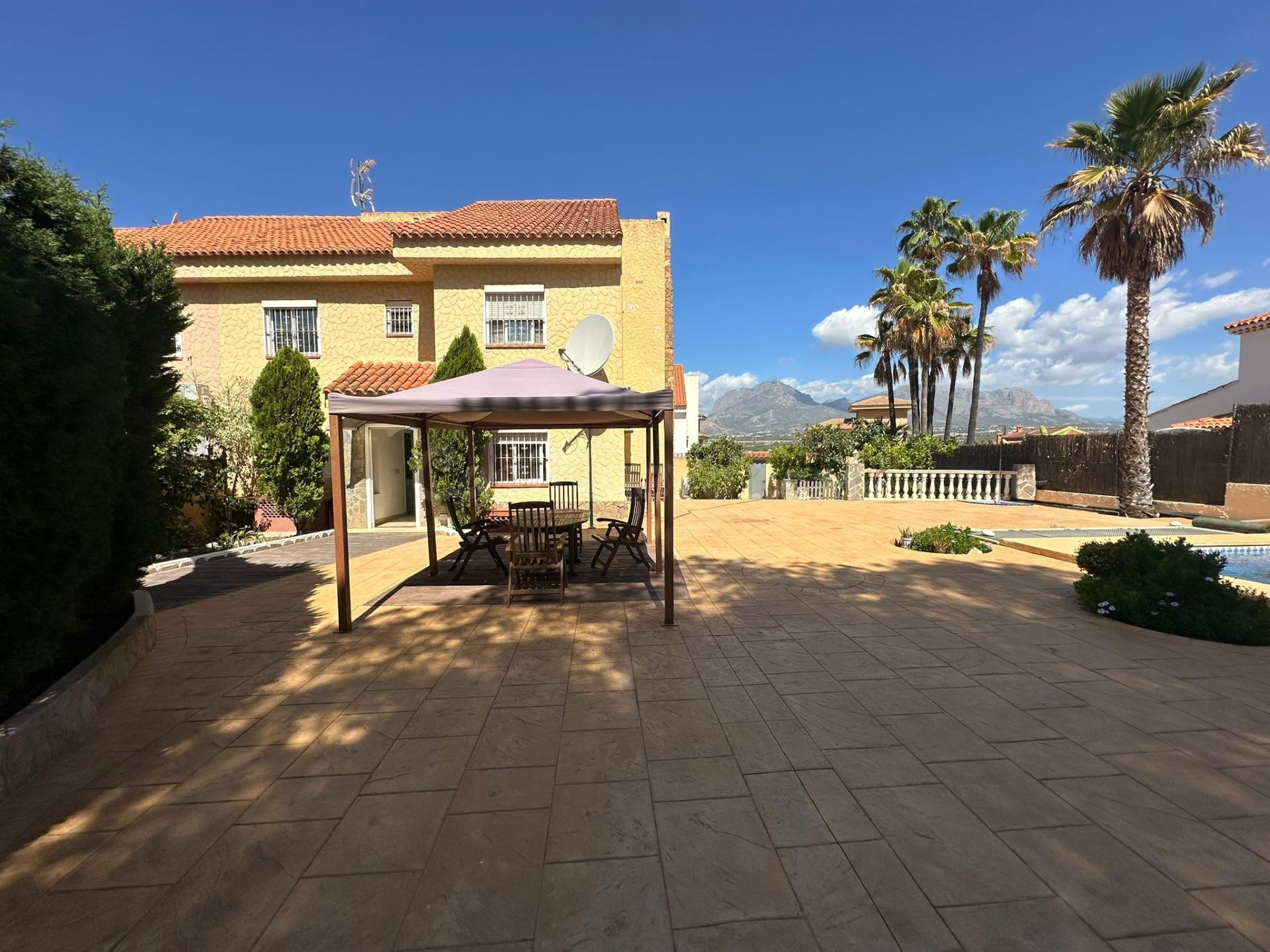 CHALET PAREADO CON PISCINA PRIVADA
