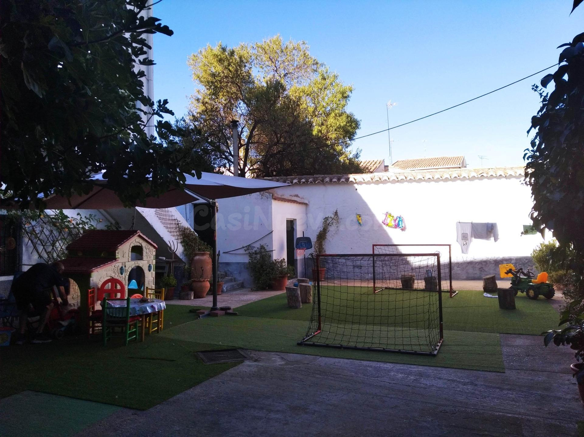 Casa de dos plantas en el corazón de la ciudad - foto 2