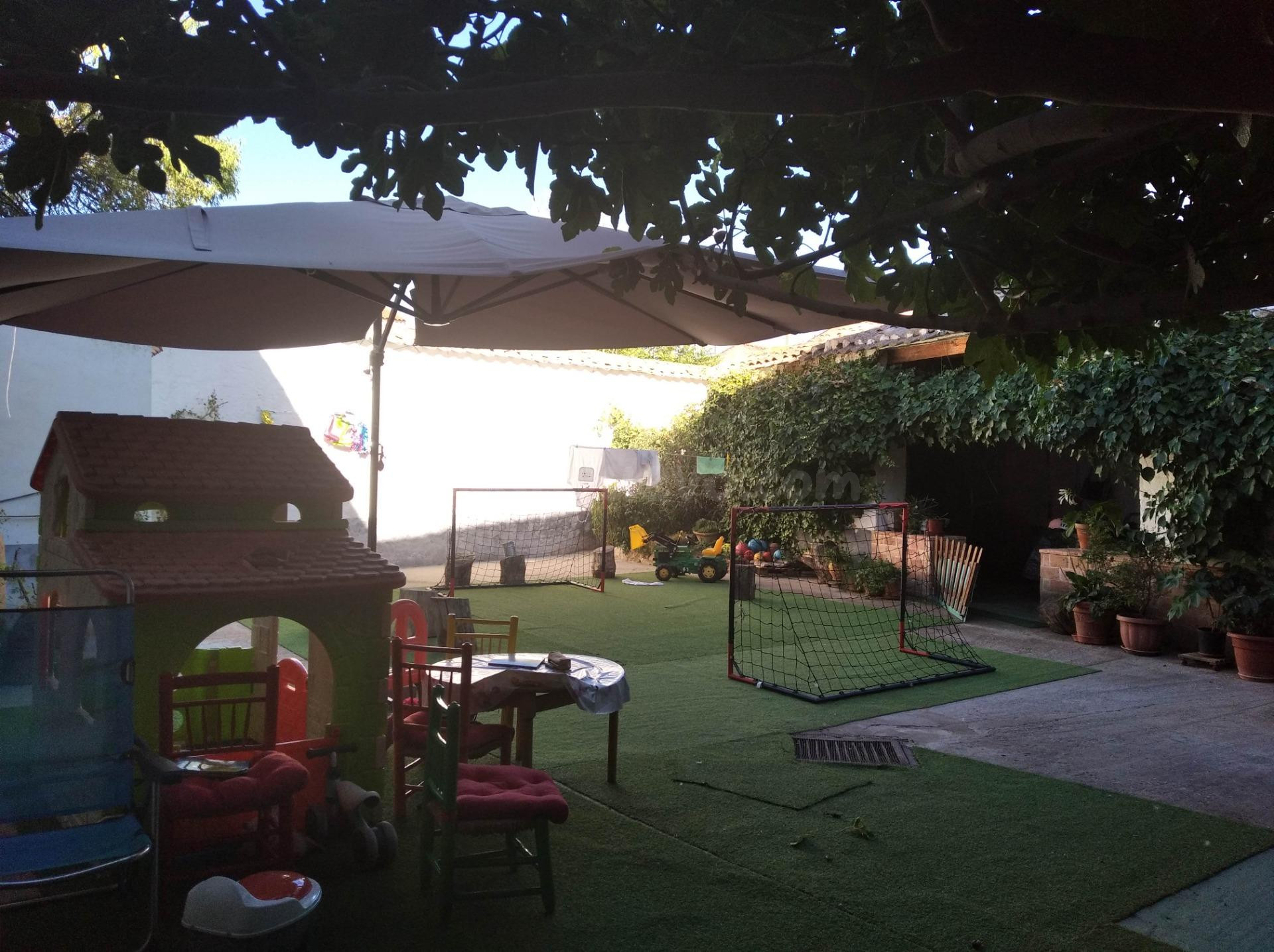Casa de dos plantas en el corazón de la ciudad - foto 3