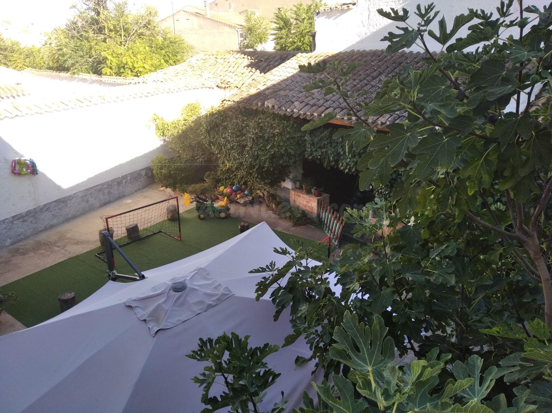 Casa de dos plantas en el corazón de la ciudad - foto 4