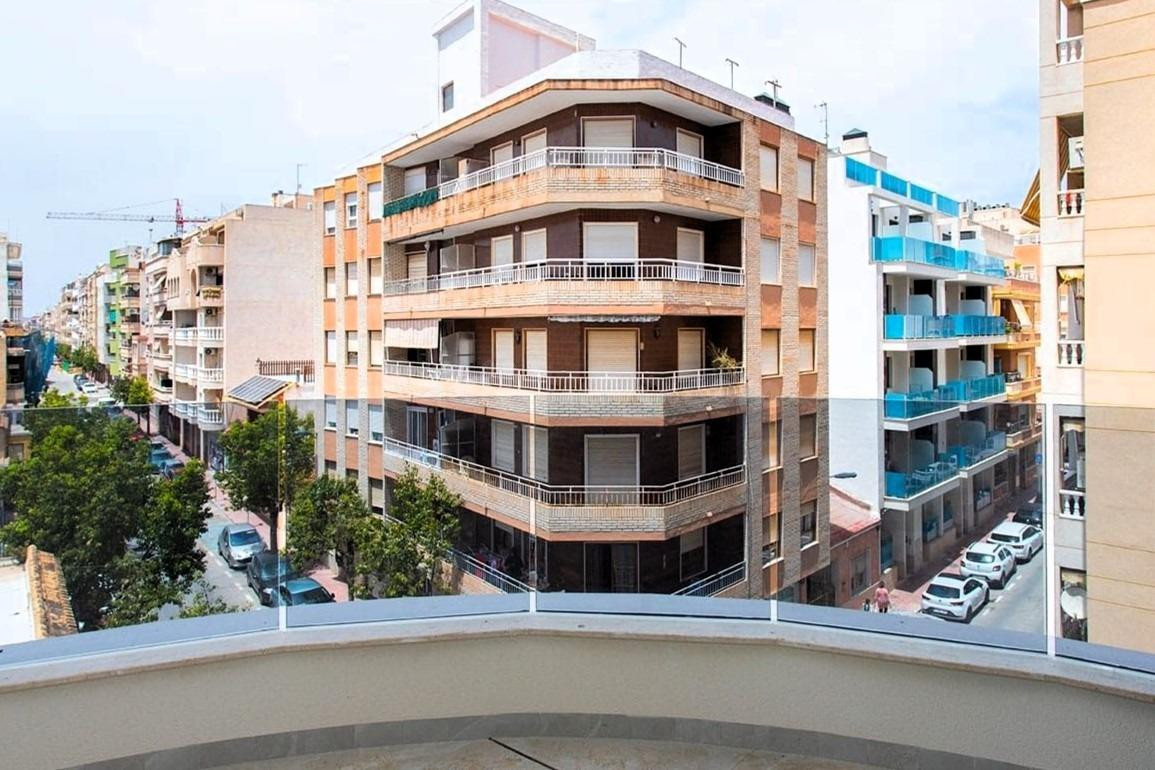 Apartamento céntrico de nueva construcción (año 2024 - 86 m2 - 3ª planta) con 2 dormitorios, 2 baños, piscina comunitaria ¡y a solo 200 m de Playa del Cura!