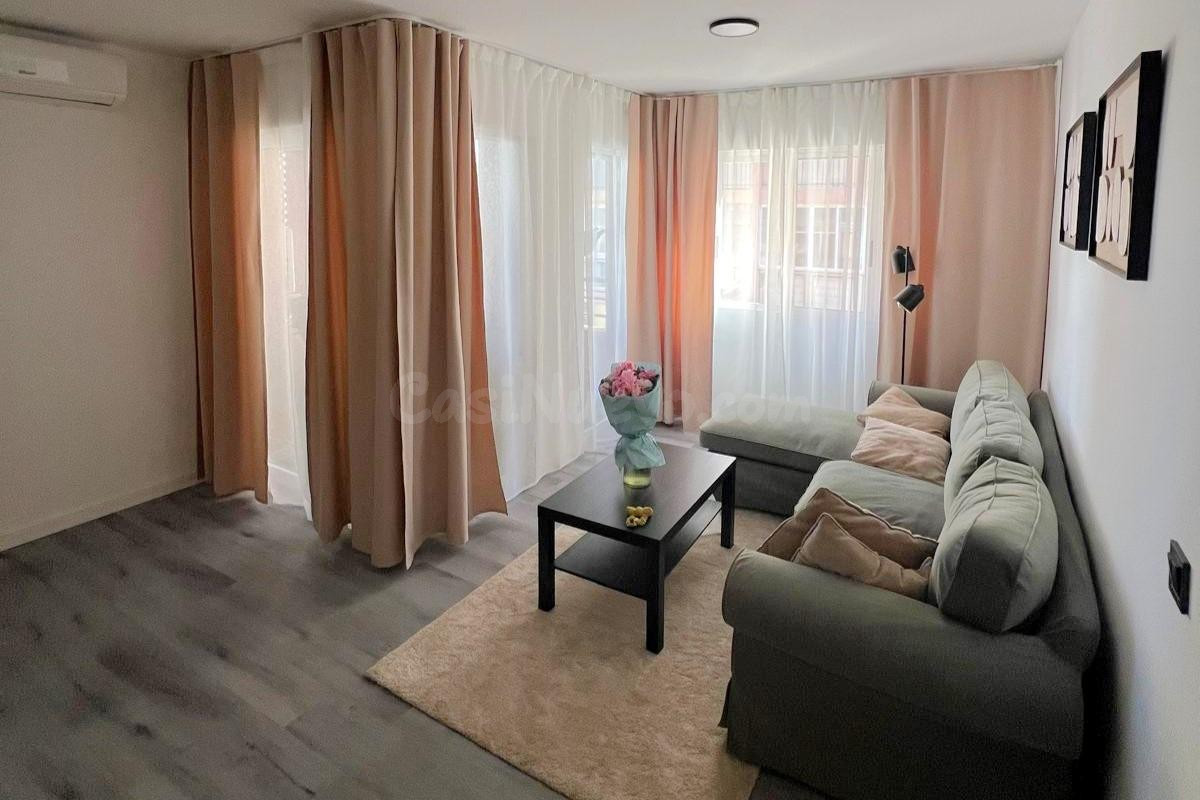 Amplio apartamento reformado (82 m2 - 1.ª planta), céntrico ¡y a solo 300 m de la playa!