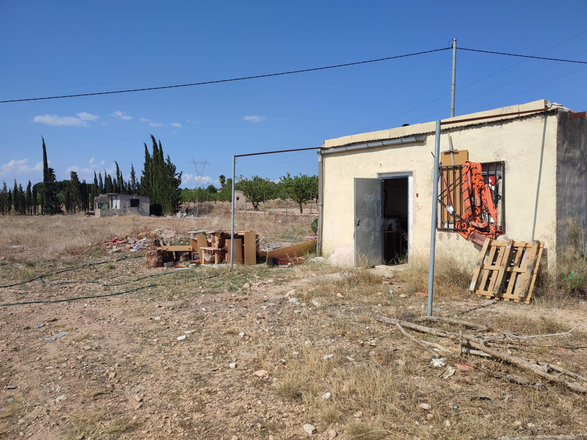 TERRENO CON 2 CASAS DE APEROS