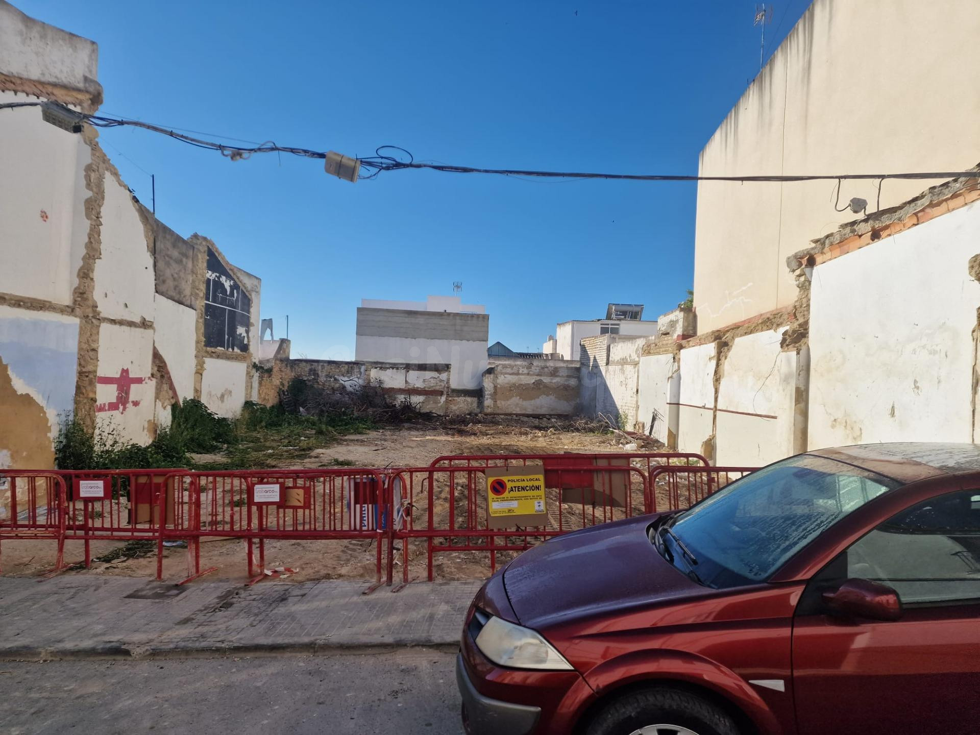 Oportunidad Única: Solar en el Centro de Trebujena - foto 2