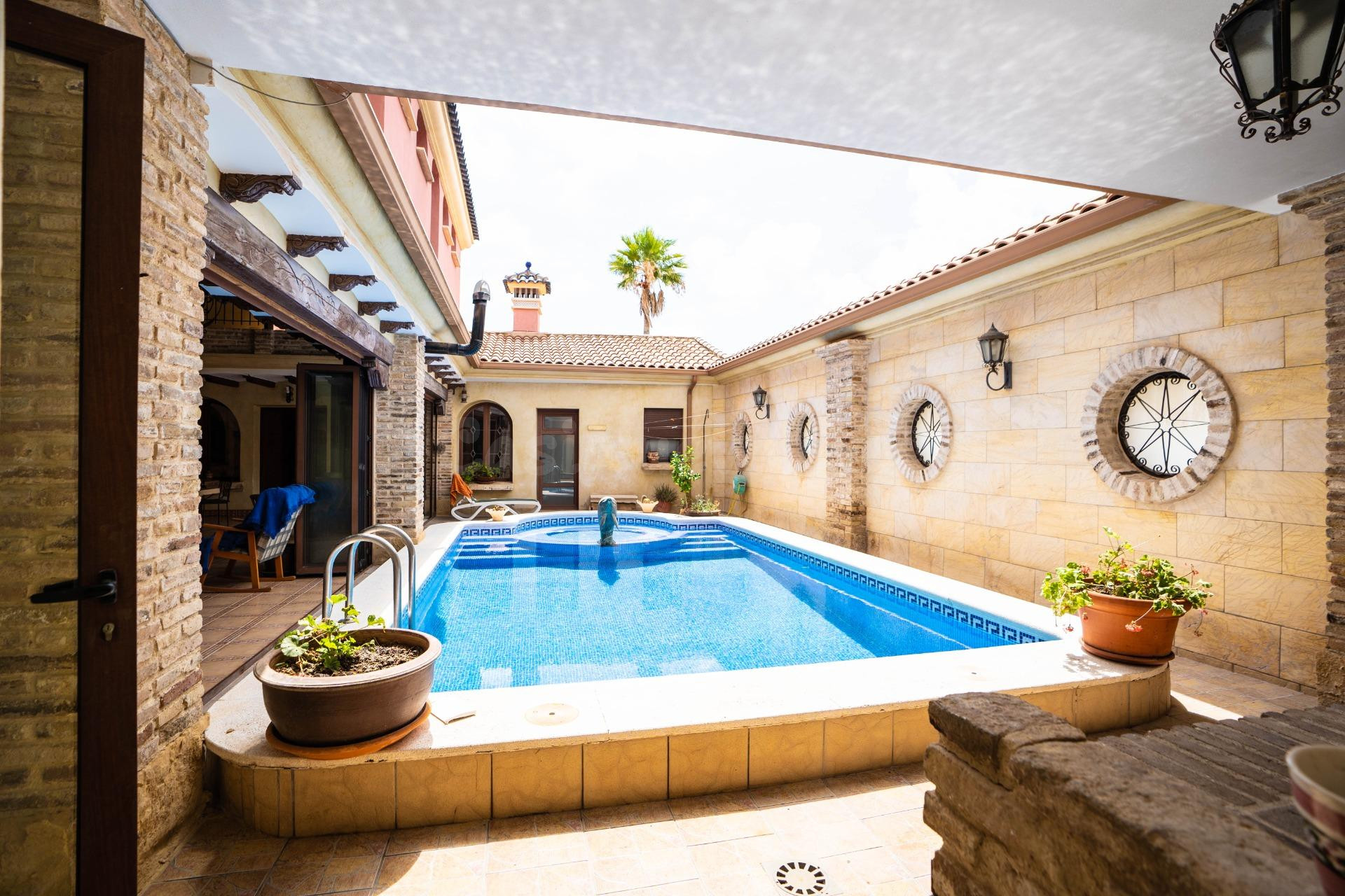 GRAN CASA CON LOCAL COMERCIAL EN SAN MIGUEL DE SALINAS