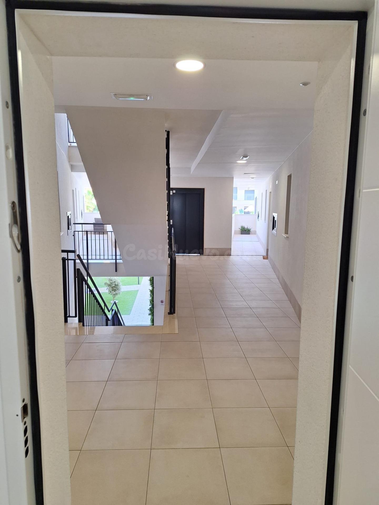 Piso de obra nueva en Villamartin con parking y piscina comu - foto 2