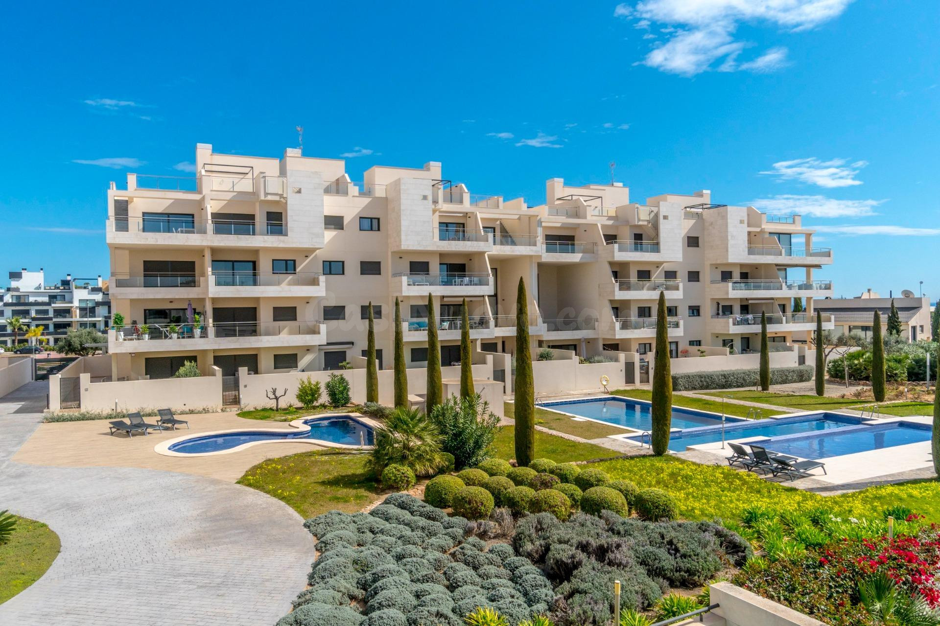 ESPECTACULAR APARTAMENTO CON LICENCIA TURISTICA. 2 DORM. 2 BAÑOS. GARAJE+TRASTERO. PISCINA.