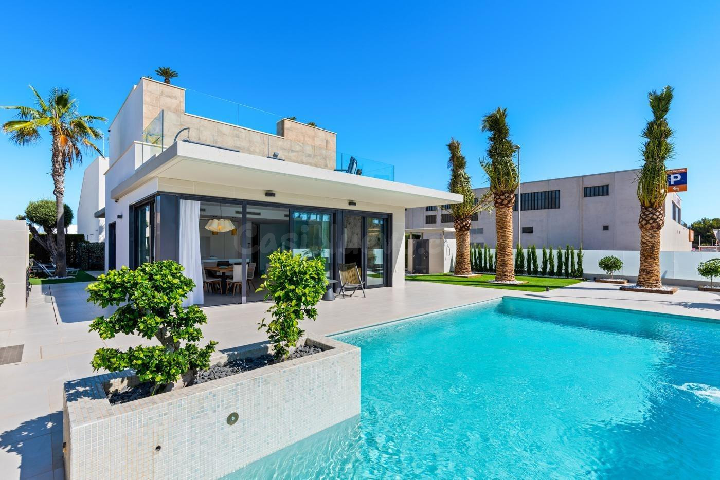 Lujosa villa de obra nueva a un paso de la playa de Campoamor !