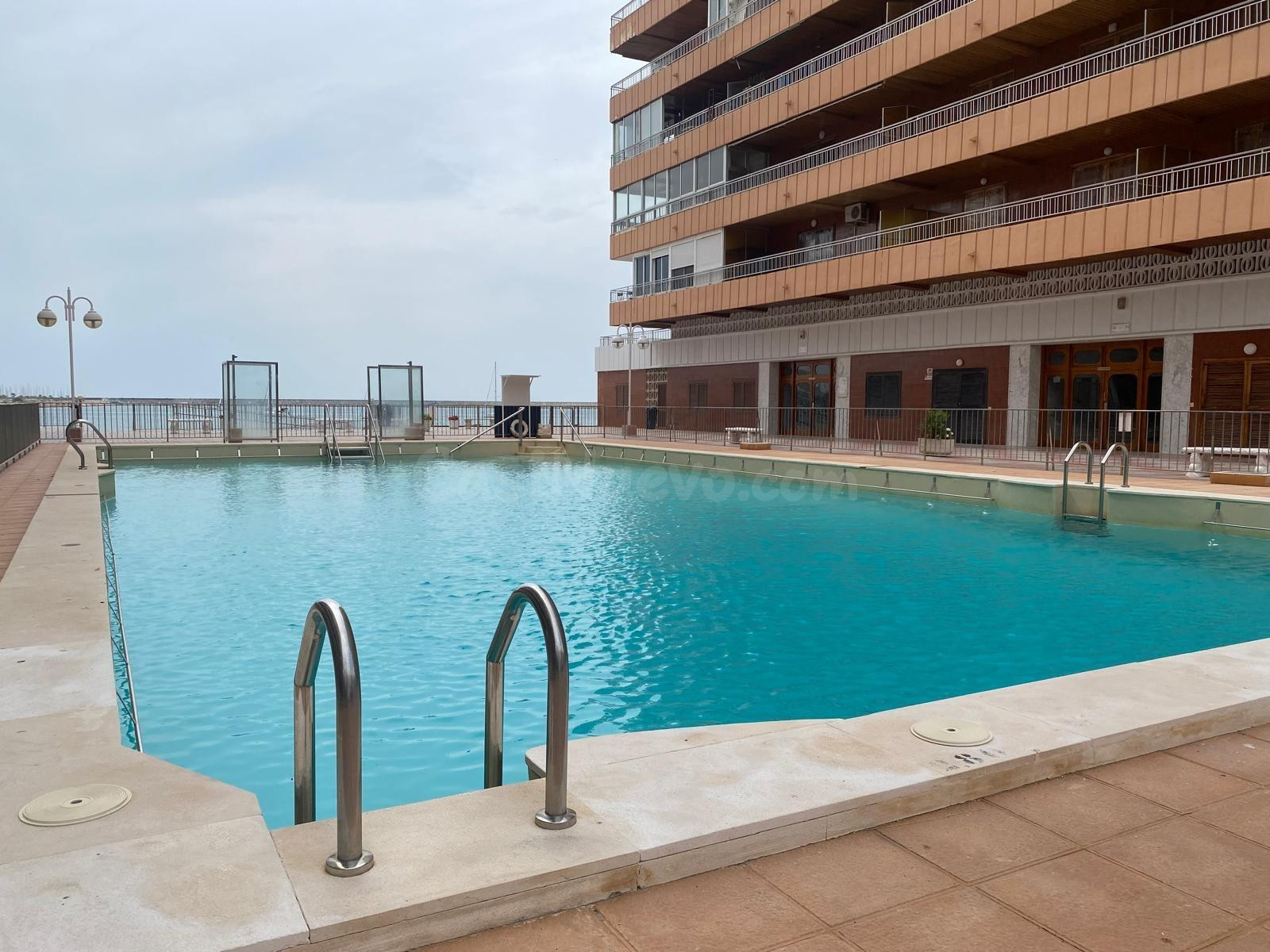 Reformado apartamento en primera línea de Torrevieja con vistas laterales al mar y piscina