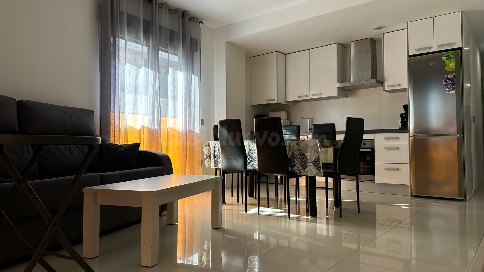 Apartamento a 700m de la playa Del Cura . El Apartamento tiene 2 dormitorios y 2 banos .