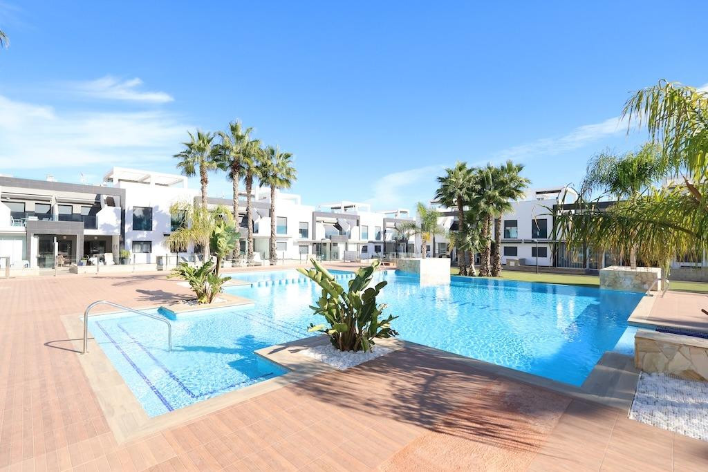 APARTAMENTO EN Oasis Beach EN ORIHUELA COSTA DE 2 DORM. 2 BAÑOS. GARAJE Y TRASTERO INCLUIDO. PISCINA CONUM.