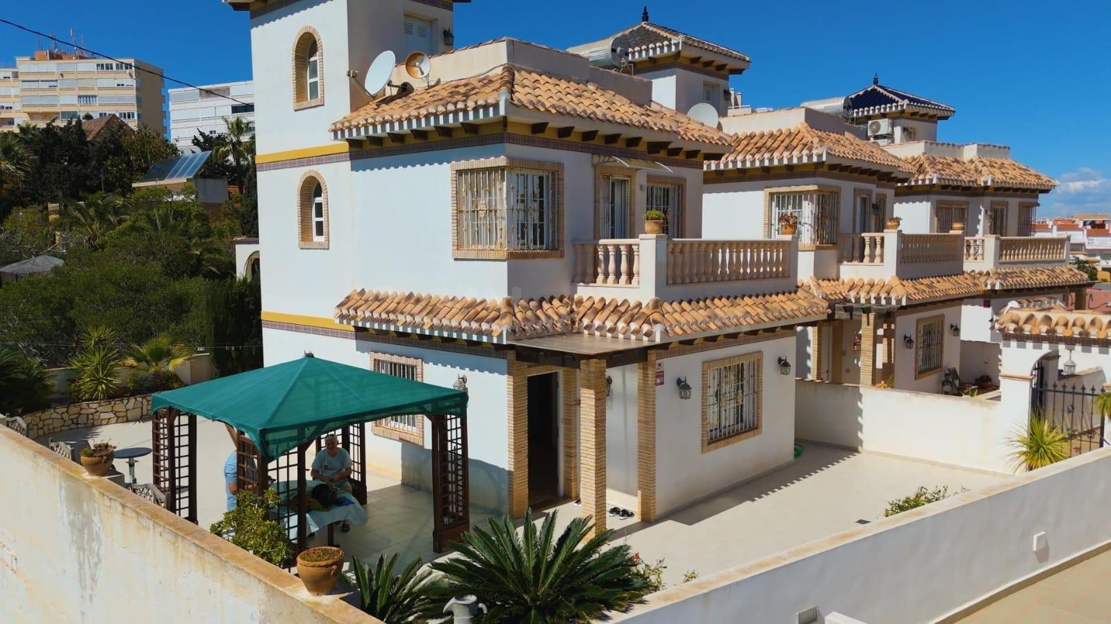 Dos plantas villa independiente en Torreblanca a solo 600 m del mar