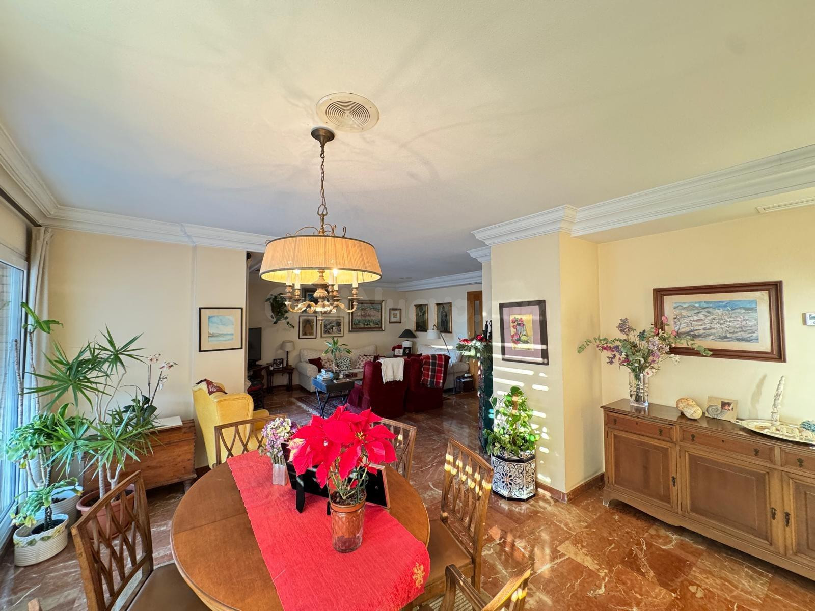 APARTAMENTO CON GARAJE+TRASTERO INCLUIDO. CON SUPERFICIE DE 256 M2. 4 DORMITORIOS. 3 BAÑOS. PLAYA A 350 METROS.