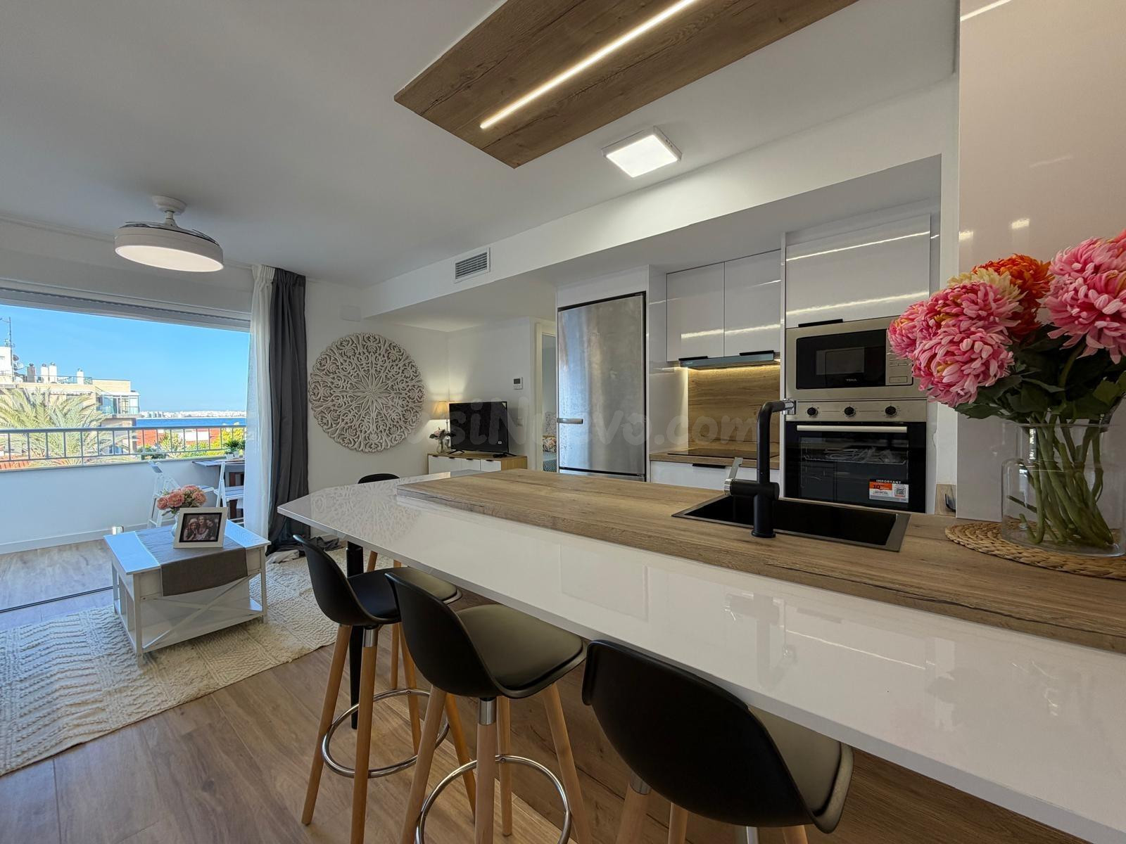APARTAMENTO TOTALMENTE REFORMADO CON VISTAS AL MAR CON GARAJE+TRASTERO INCLUIDO. 3 DORM. 2 BAÑOS. SUPERFICIE 92 M2.