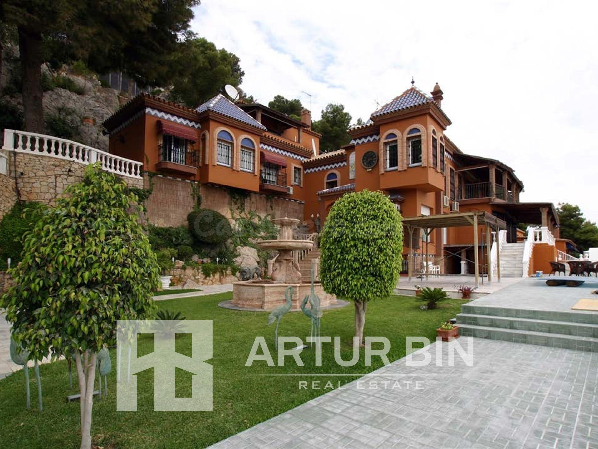 Se vende una casa espaciosa y única con magníficas vistas panorámicas al mar Mediterráneo.