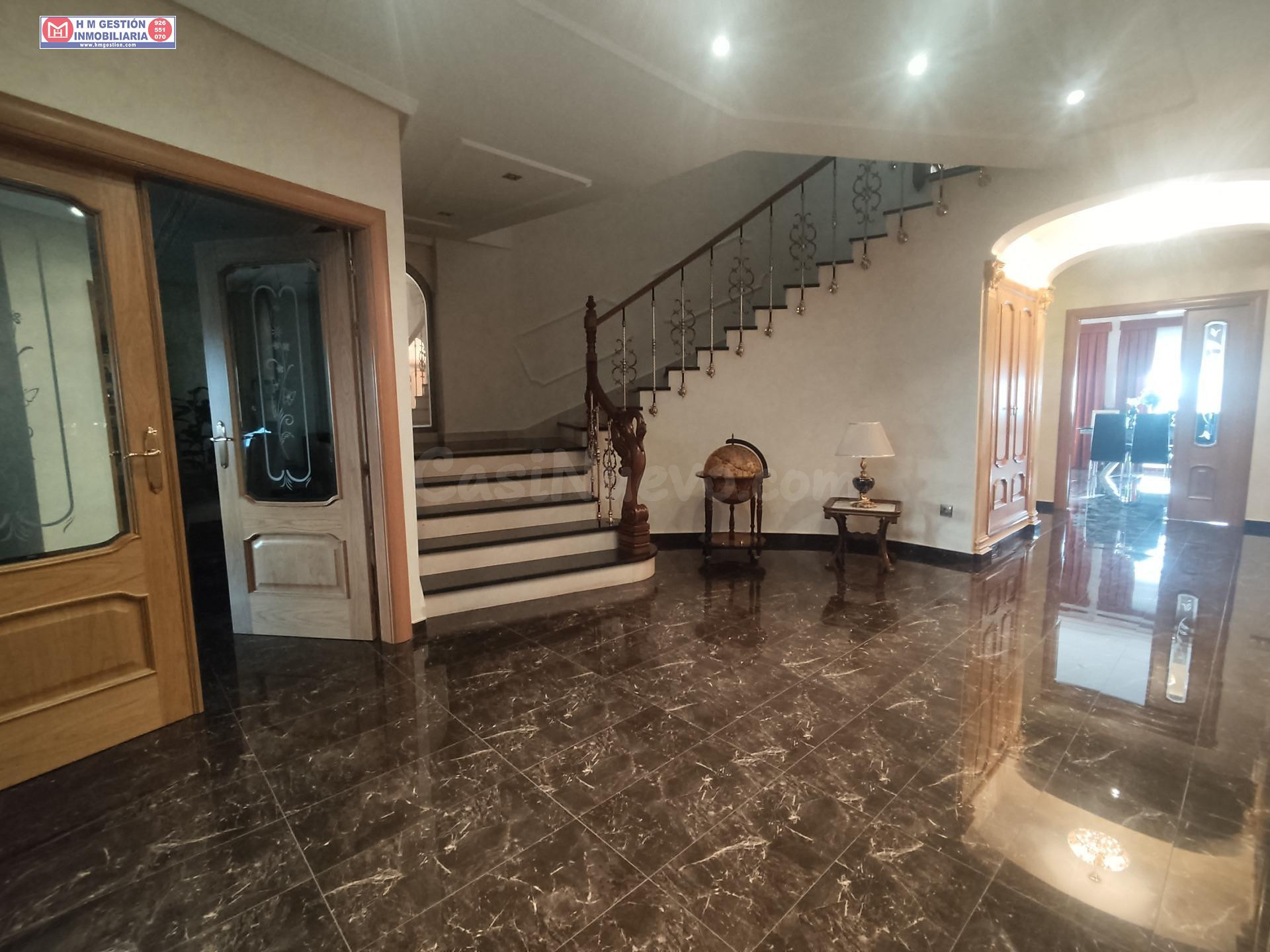 AMPLÍSIMA CASA CON DOS PLANTAS MAS BUHARDILLA, PATIO DE 320 METROS CON PISCINA DE 5X7 Y DEPURADORA, COCINA CAMPERA CON FUEGO BAJO, MAS DE 800 METROS CONSTRUIDO