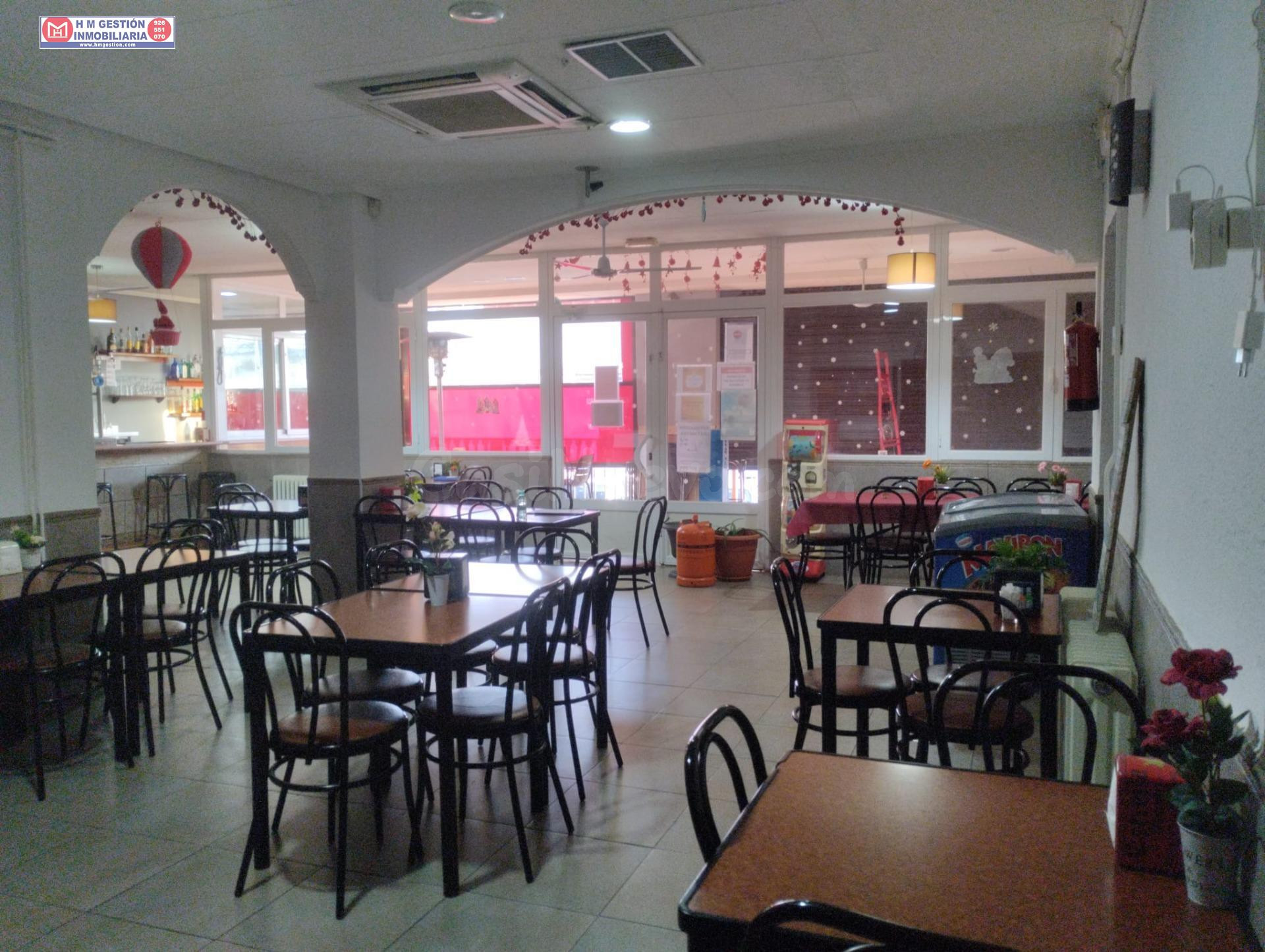 SE VENDE CAFETERIA Y VIVIENDA EN EL CENTRO DE PEDRO MUÑOZ(CIUDAD REAL) NEGOCIO CON ACTIVIDAD