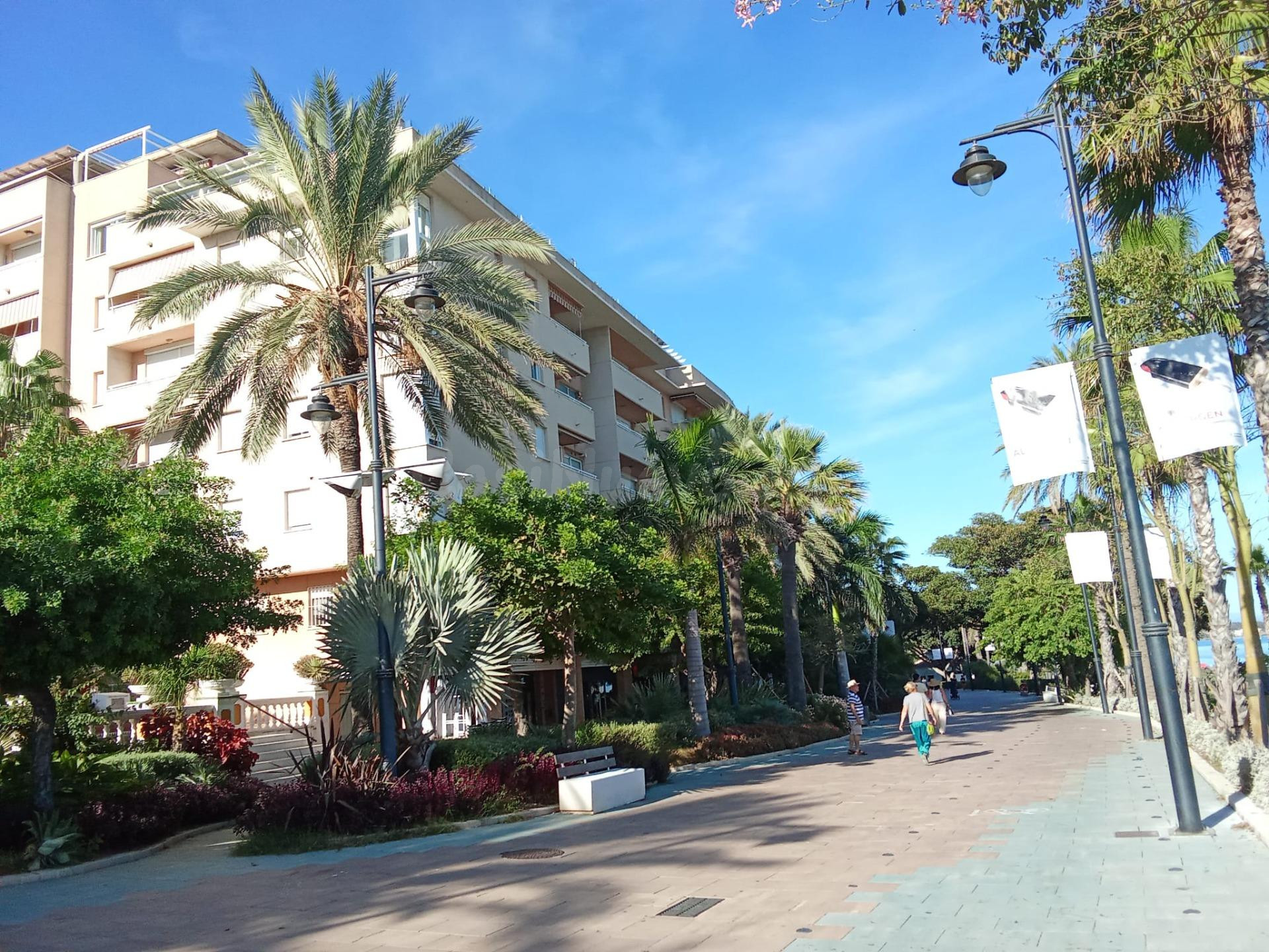 Vivienda en el paseo marítimo de Estepona – céntrica y con vistas a la montaña