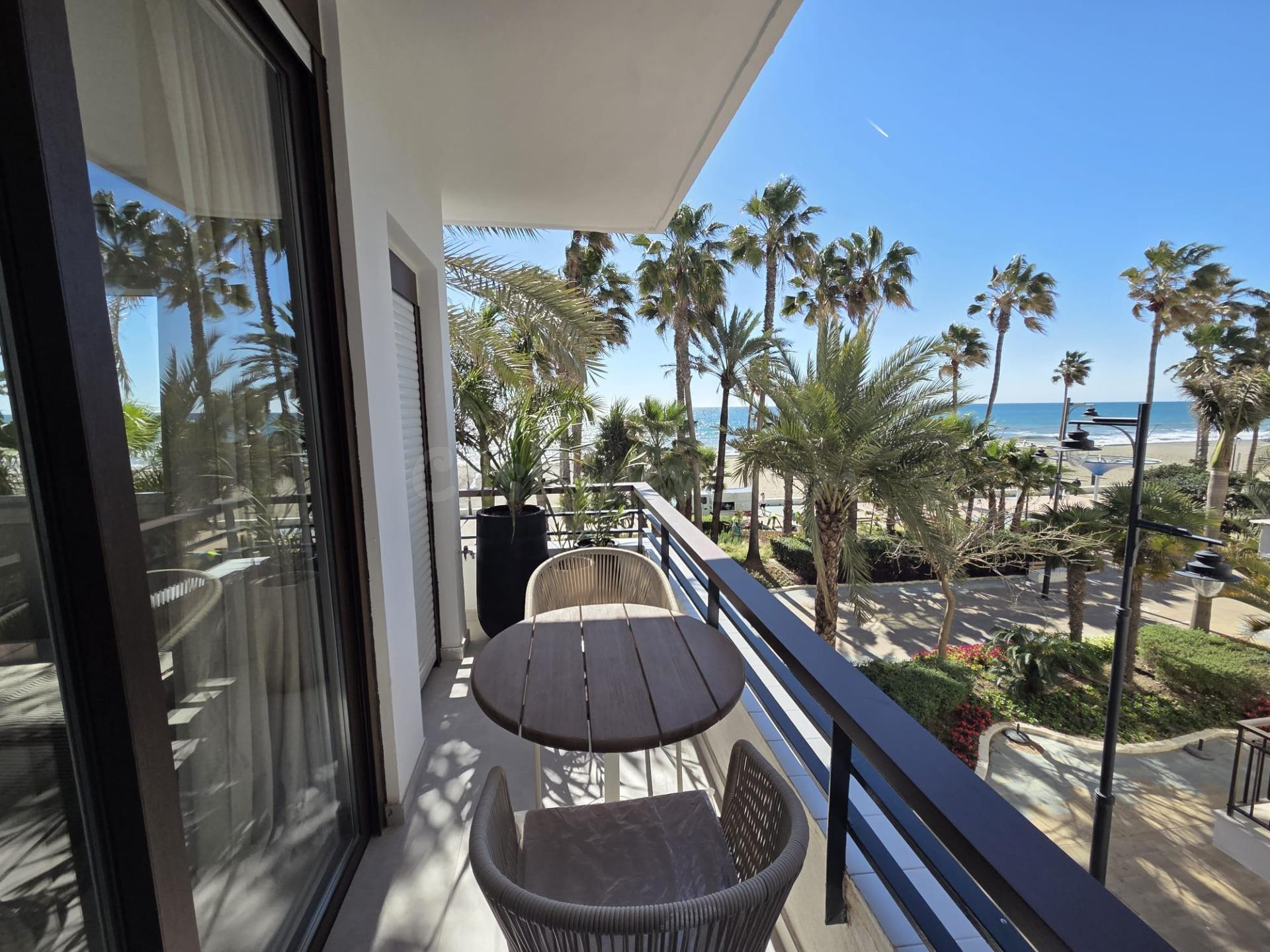 Apartamento en primera línea de playa en Estepona con vistas panorámicas al mar