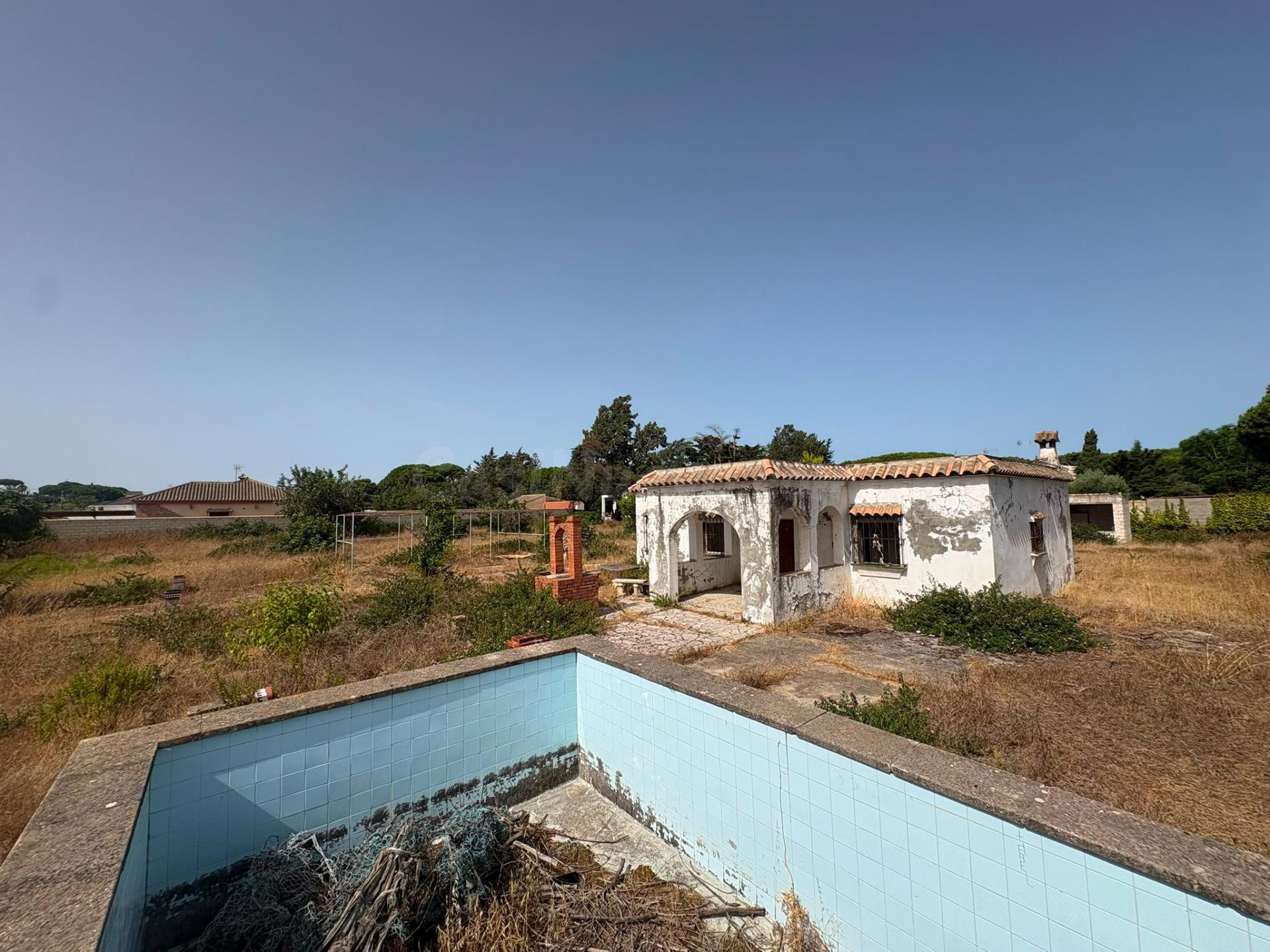 GRAN TERRENO EN LA ZONA DE LA RANA VERDE CON VIVIENDA PARA REFORMAR