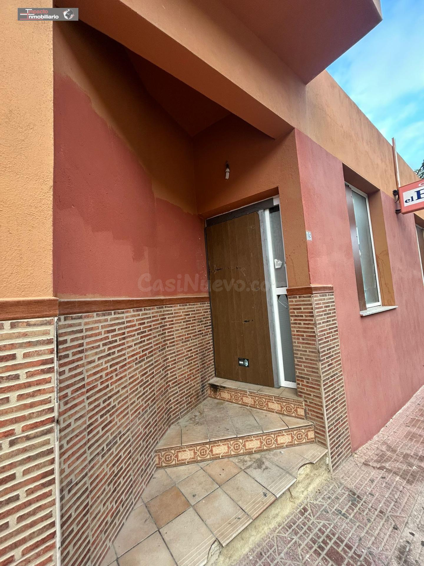 LOCAL COMERCIAL, ADAPTADO COMO BAR, HACE ESQUINA, CUEVAS DE  - foto 3