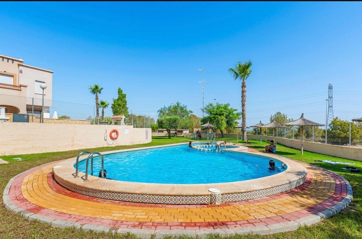 Soleada vivienda en Villamartín, Orihuela Costa.