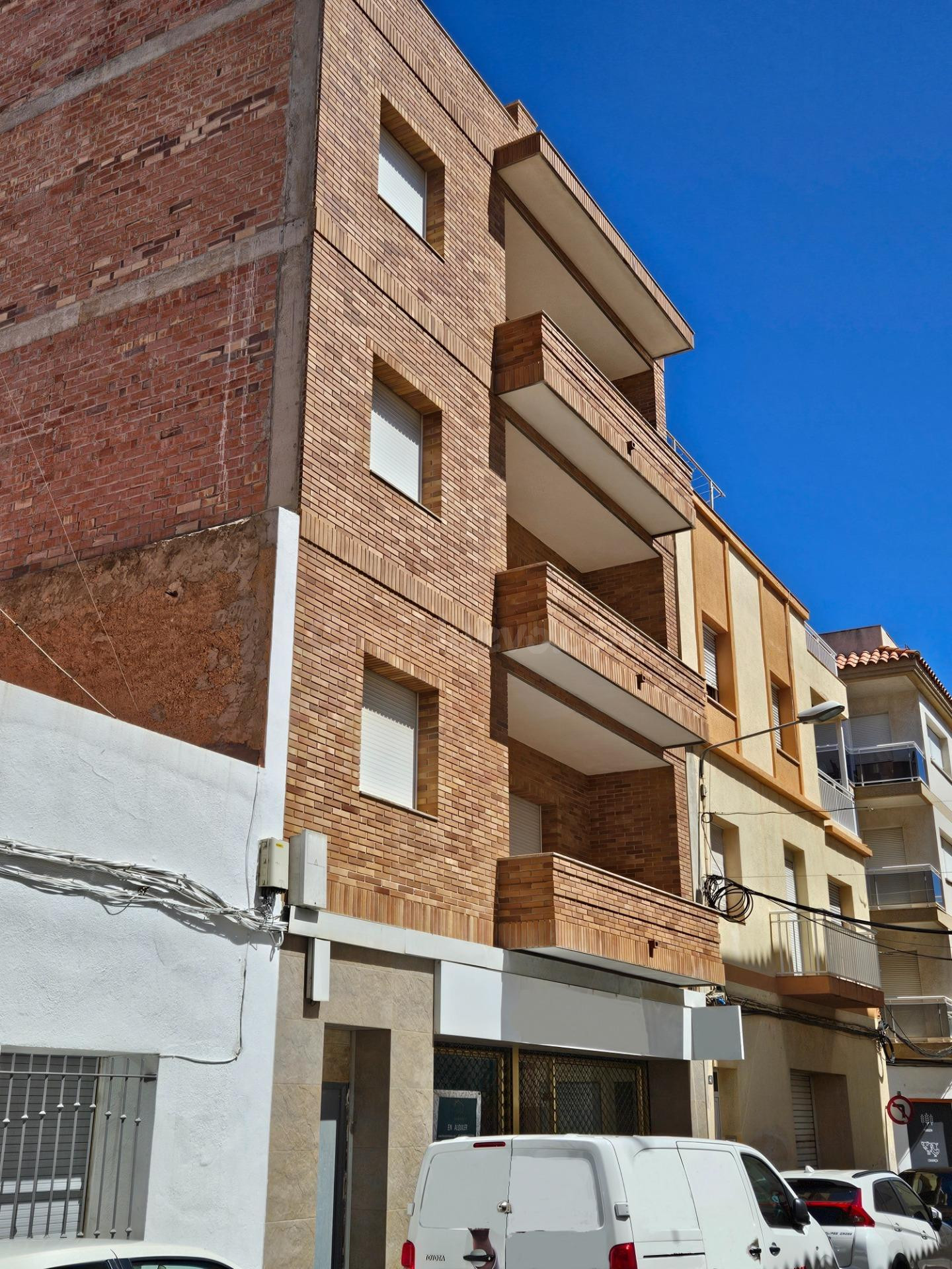 Edificio de obra nueva con muchas posibilidades
